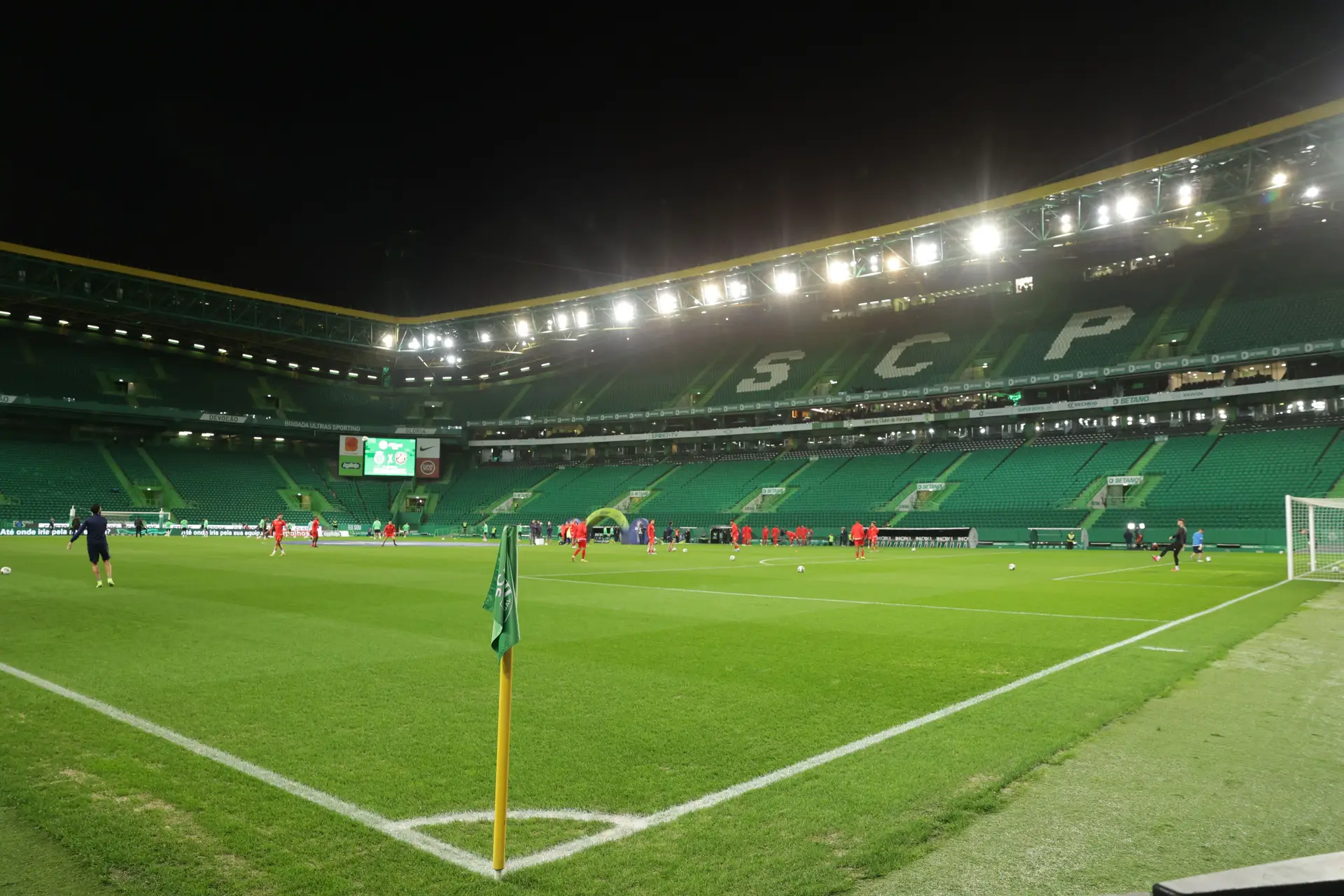 Sporting paga 50 mil euros à UEFA e arrisca jogo sem adeptos