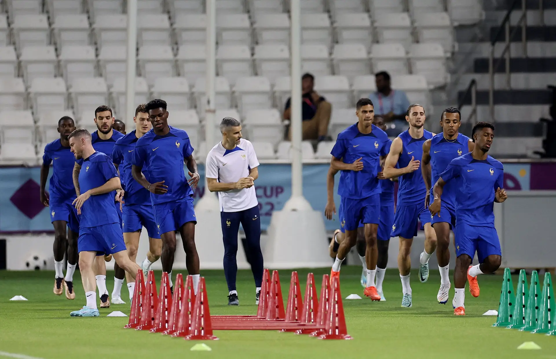 Os jogadores franceses mais visados foram Kingsley Coman e Aurélien Tchouaméni, depois de terem falhado grandes penalidades no desempate da final.