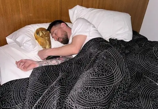 O descanso do campeão com a taça do mundo como companheira