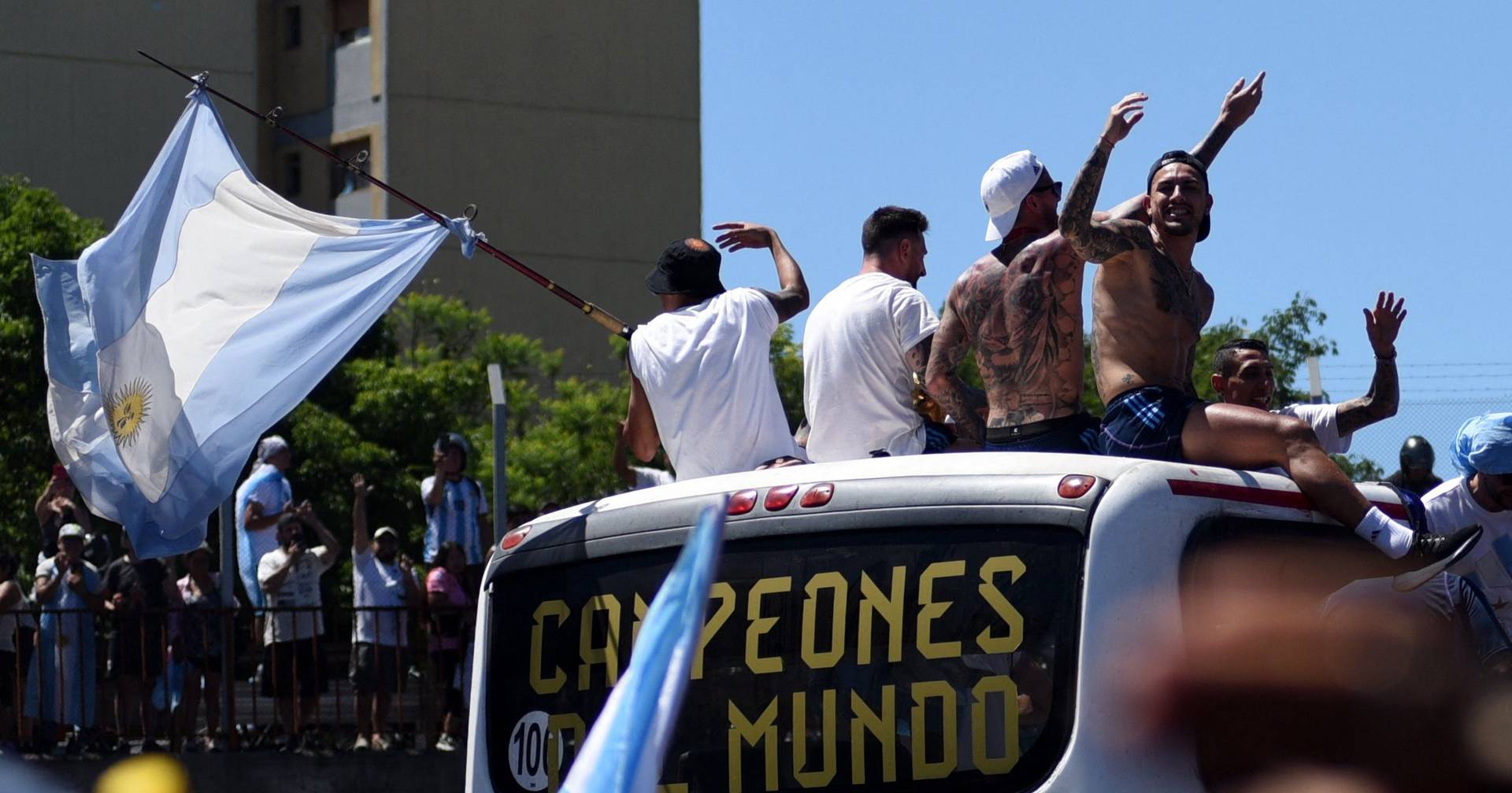 Aficionados saltan del puente para abordar el bus argentino