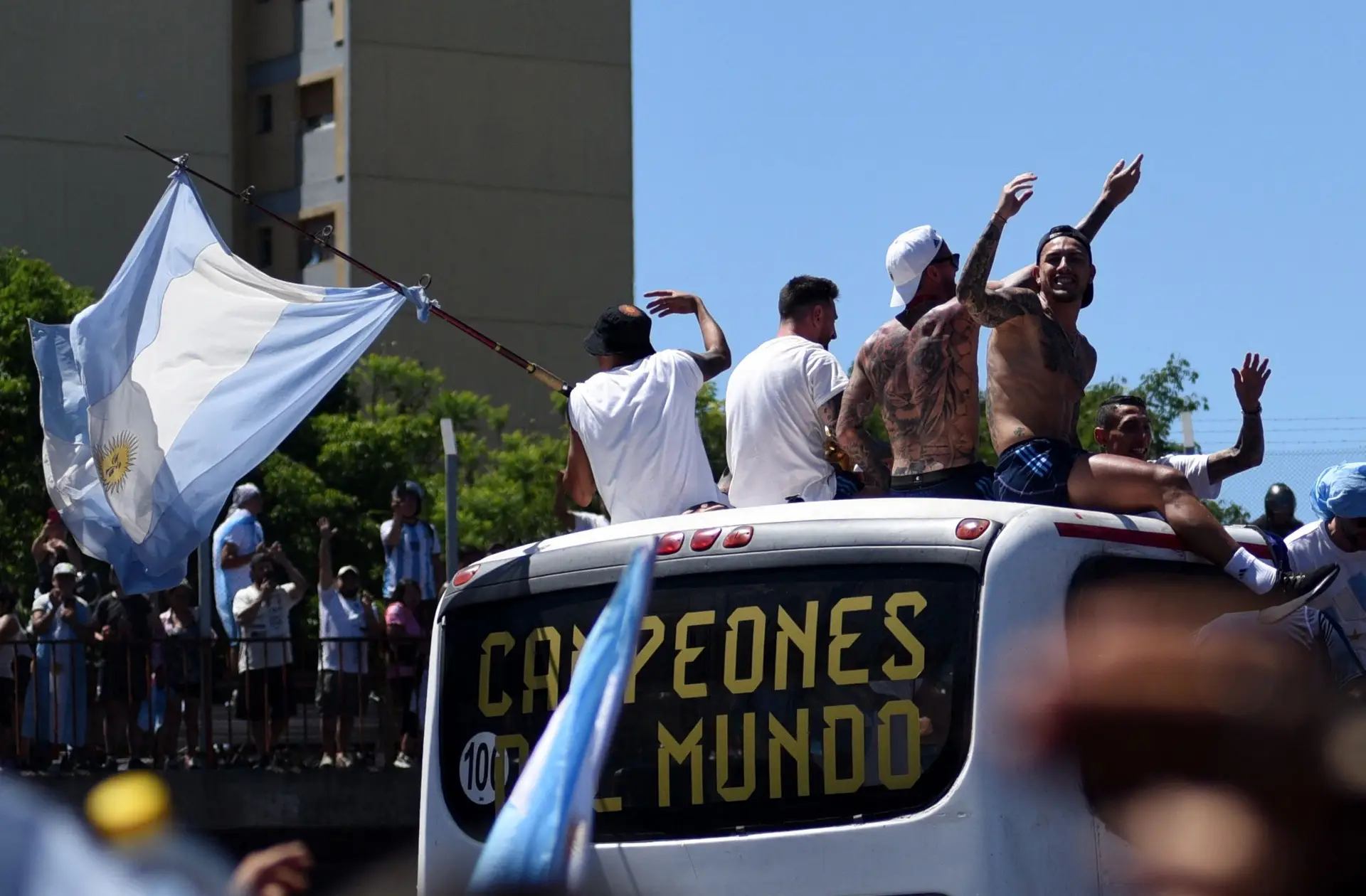 Adeptos saltam de ponte para tentar entrar no autocarro da Argentina