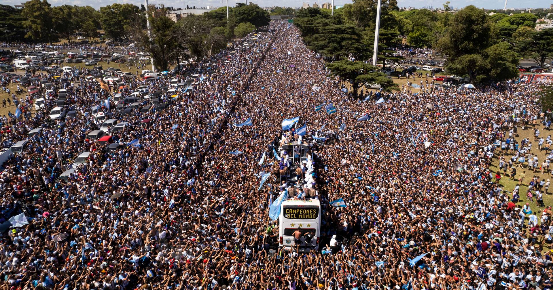 36 años después, los argentinos vuelven a celebrar: hinchas irrumpen en las calles y provocan caos en Buenos Aires