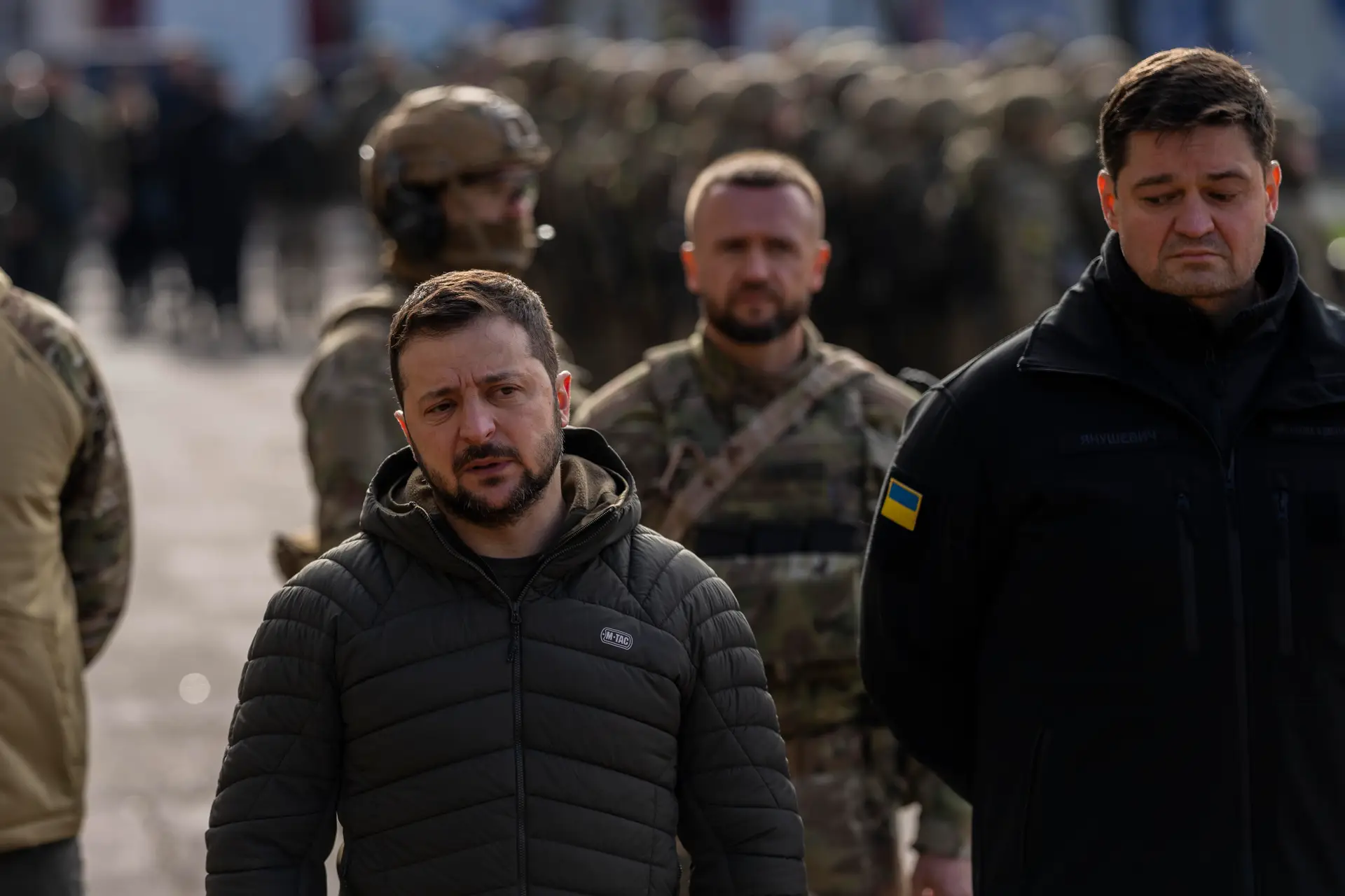 Zelensky visita "ponto quente" dos combates em Bakhmut, no leste da Ucrânia
