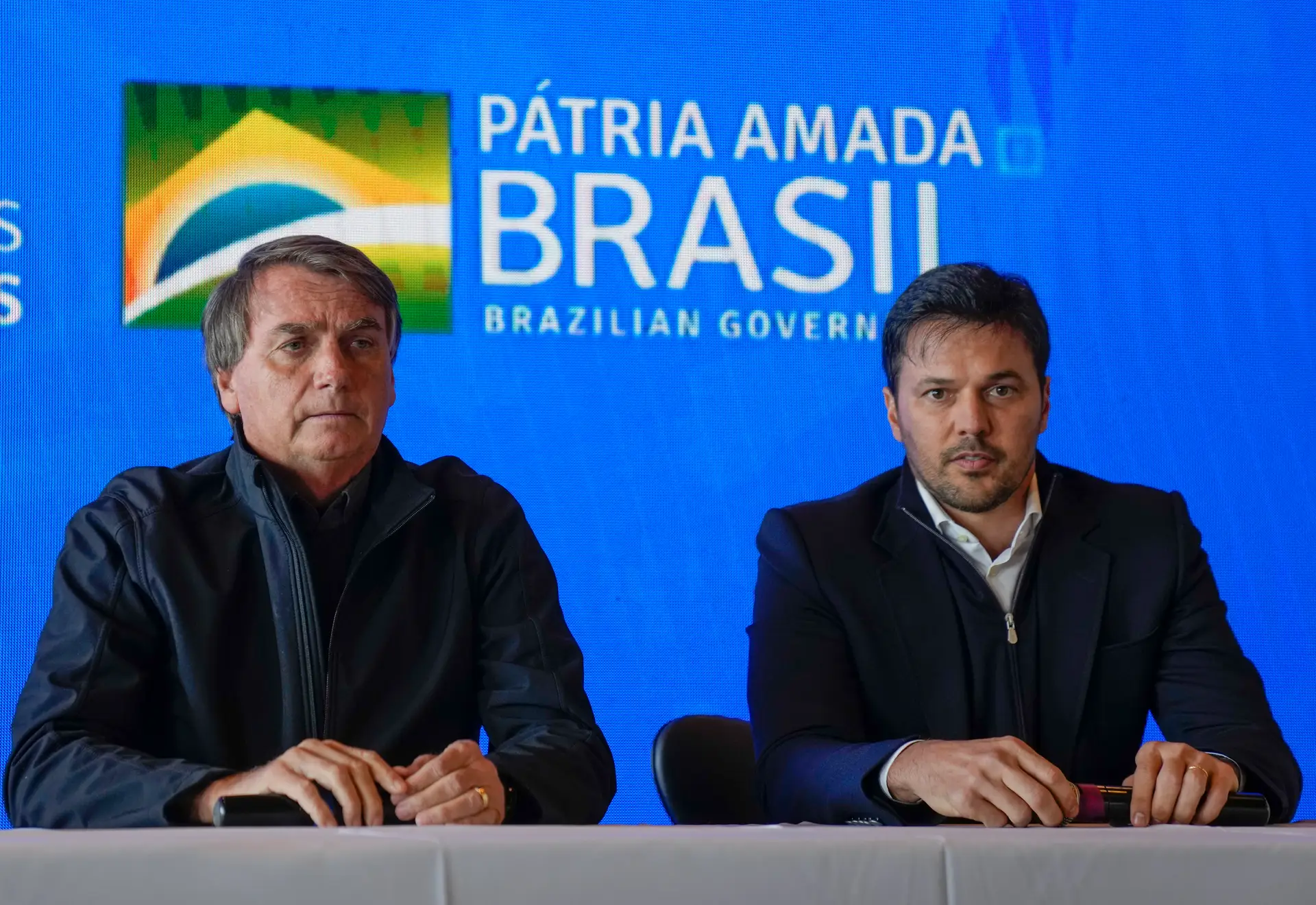 Jair Bolsonaro ao lado de Fábio Faria durante um conferência de imprensa em maio de 2020.