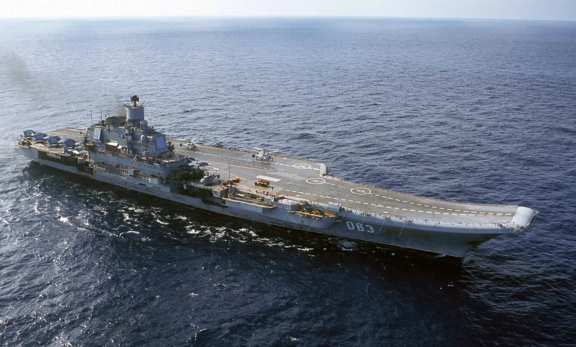 Arquivo | Porta-aviões russo "Almirante Kuznetsov".