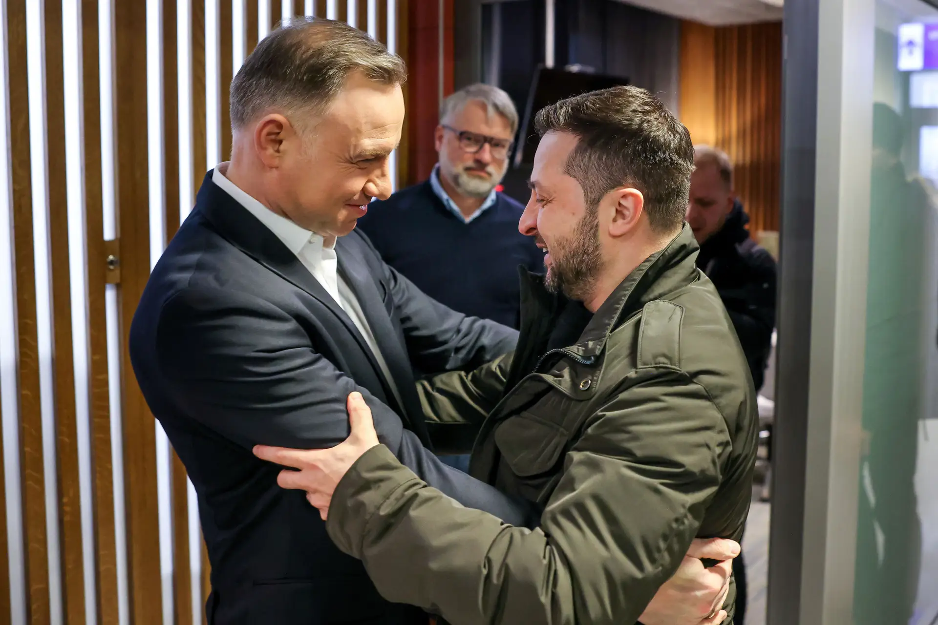 Zelensky reúne-se com Presidente polaco para analisar "estratégias para o futuro"