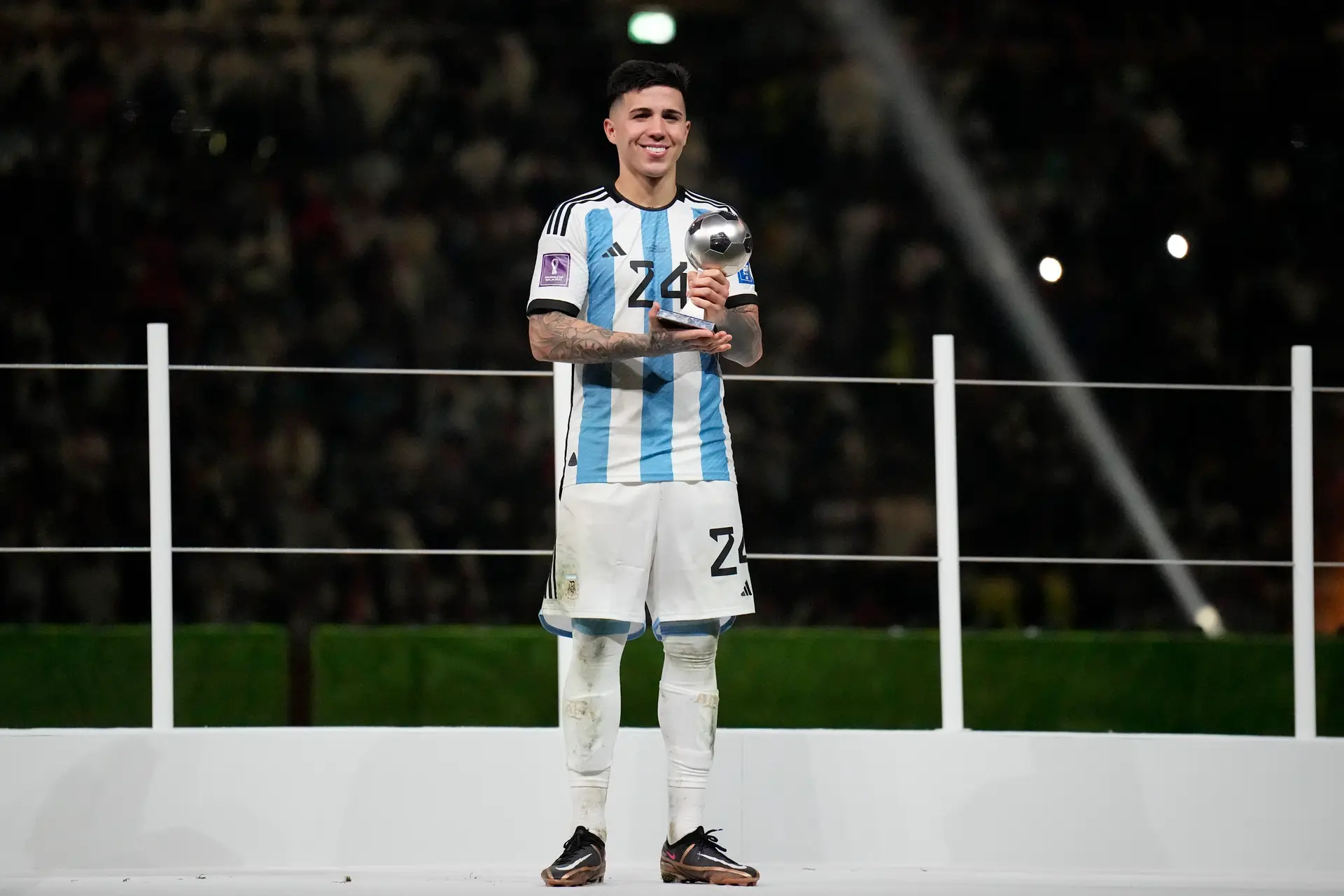 Enzo Fernández eleito melhor jogador jovem do Mundial 2022 - SIC Notícias