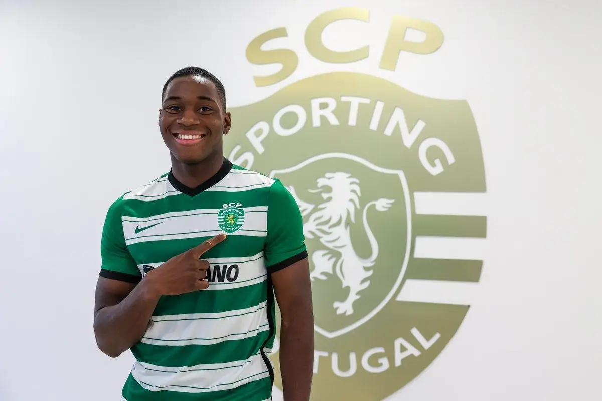 Sporting renova contrato com o jovem Dário Essugo