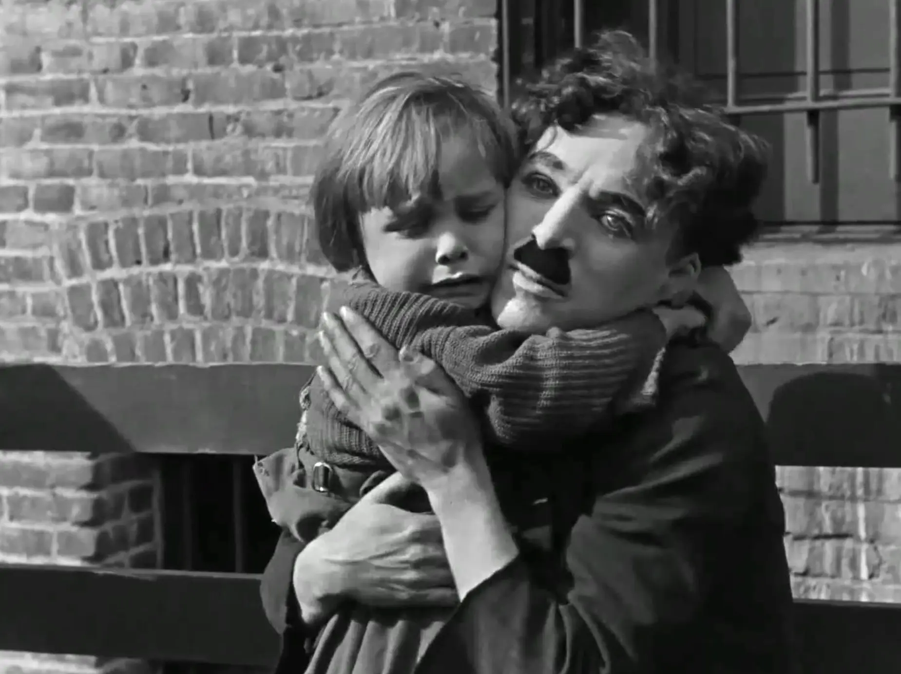 Jackie Coogan e Charlie Chaplin — foi há 101 anos...
