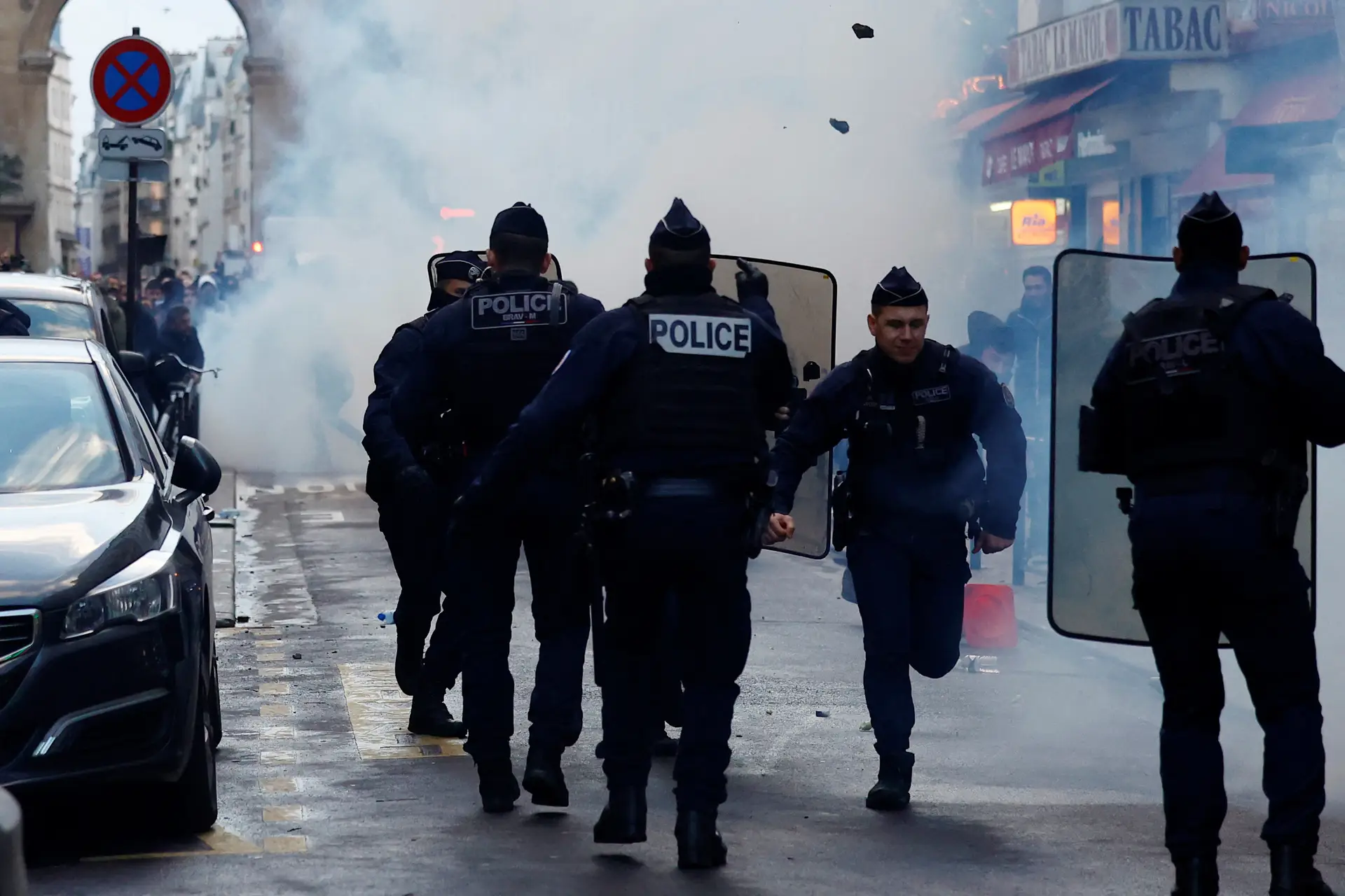 Tensão e caos: as imagens de uma tarde de violência em Paris