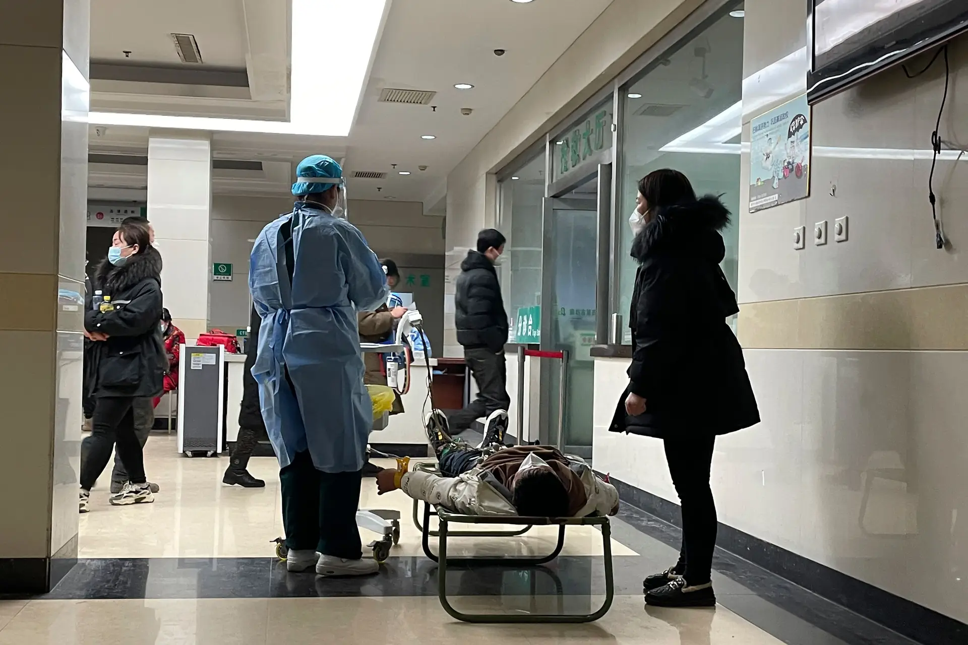 Especialistas alertam para risco de novas variantes da covid-19 com aumento de casos na China