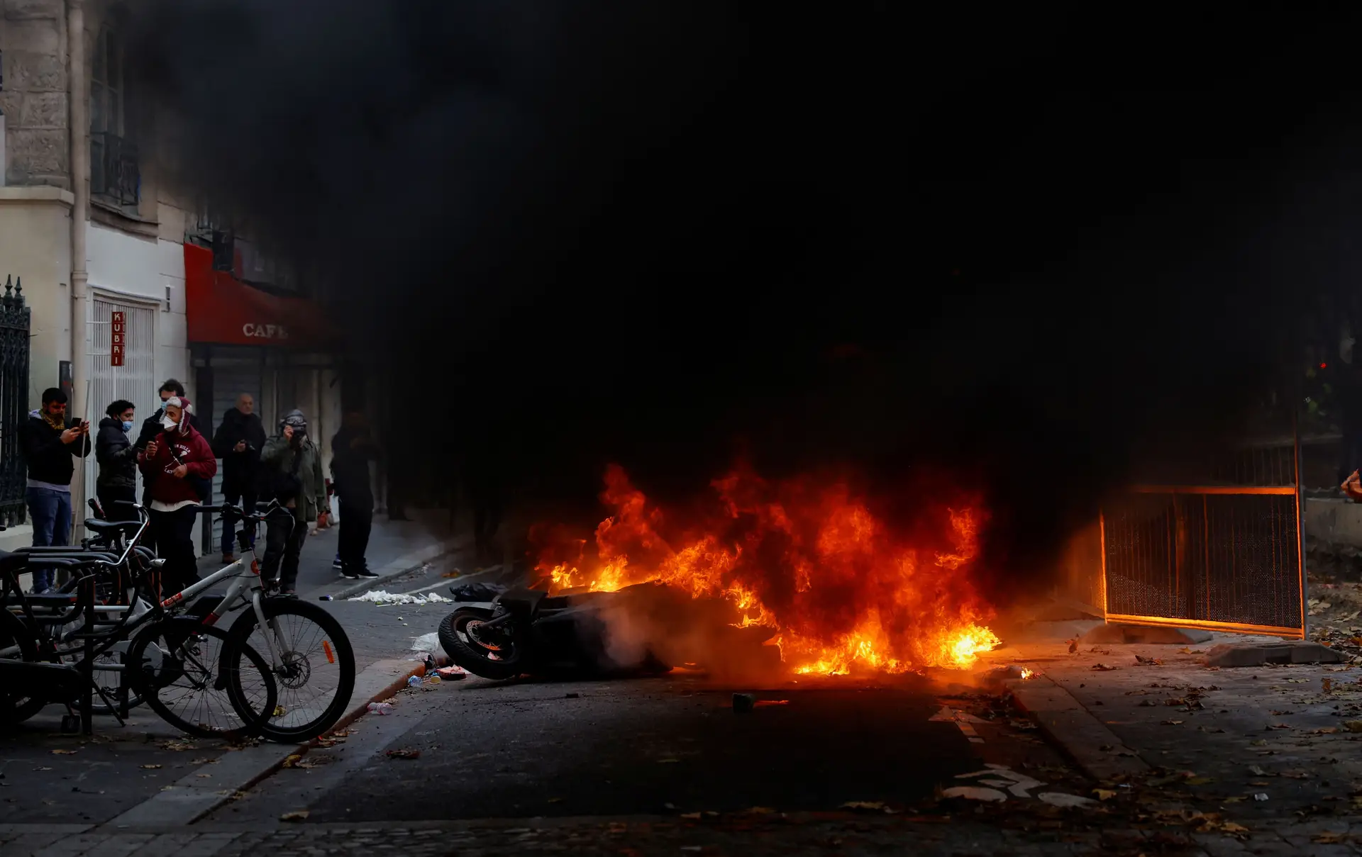 Novos confrontos violentos em Paris