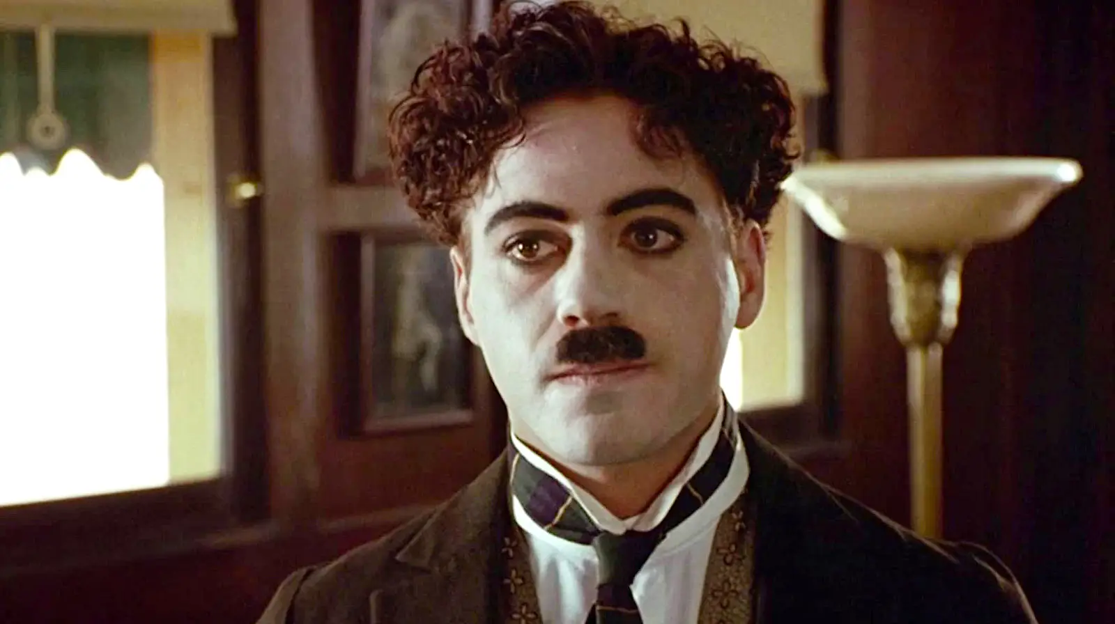 Robert Downey Jr. interpretando Charlie Chaplin — foi há 30 anos
