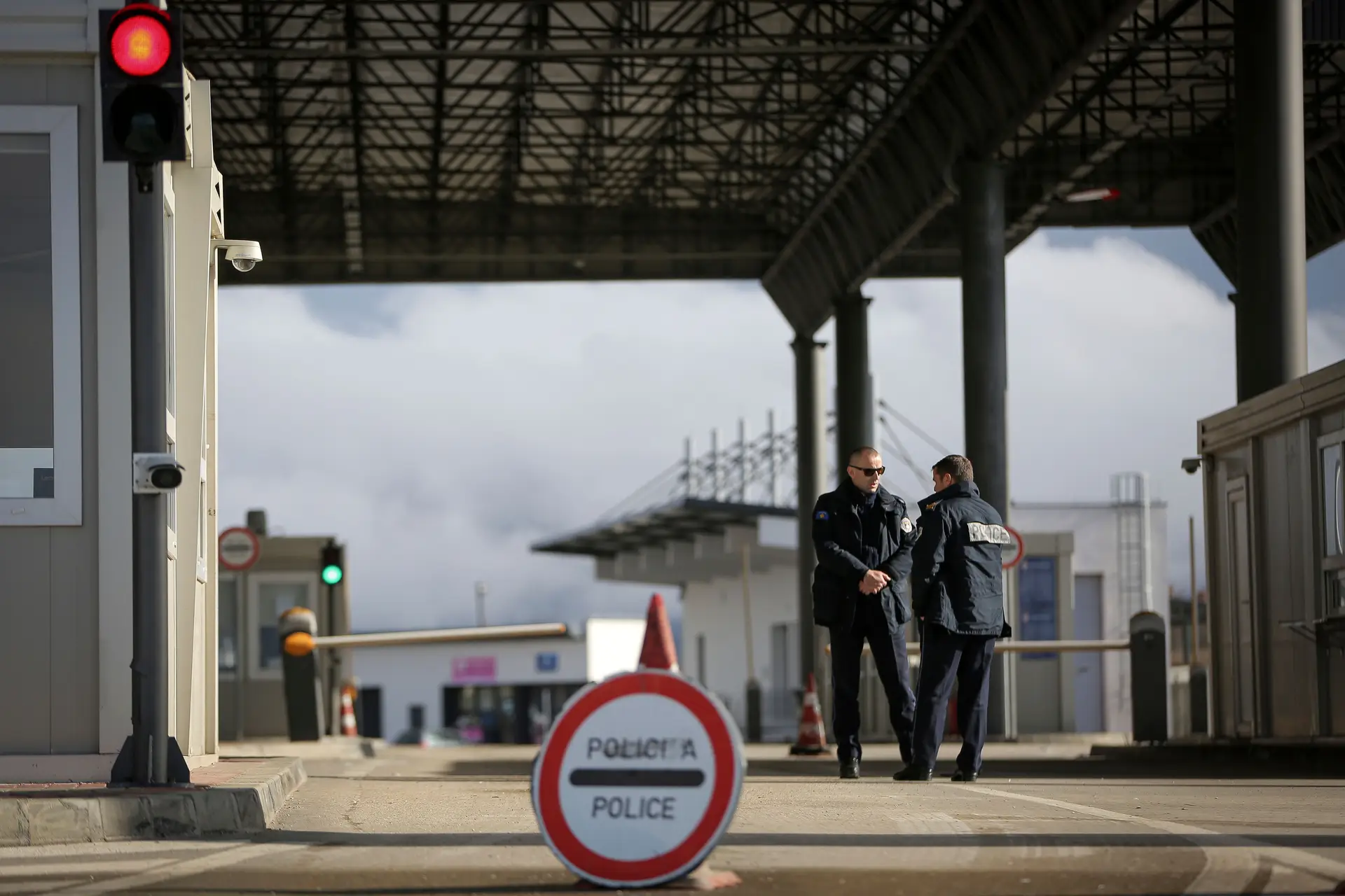 União Europeia e Estados Unidos pedem redução incondicional da tensão no Kosovo