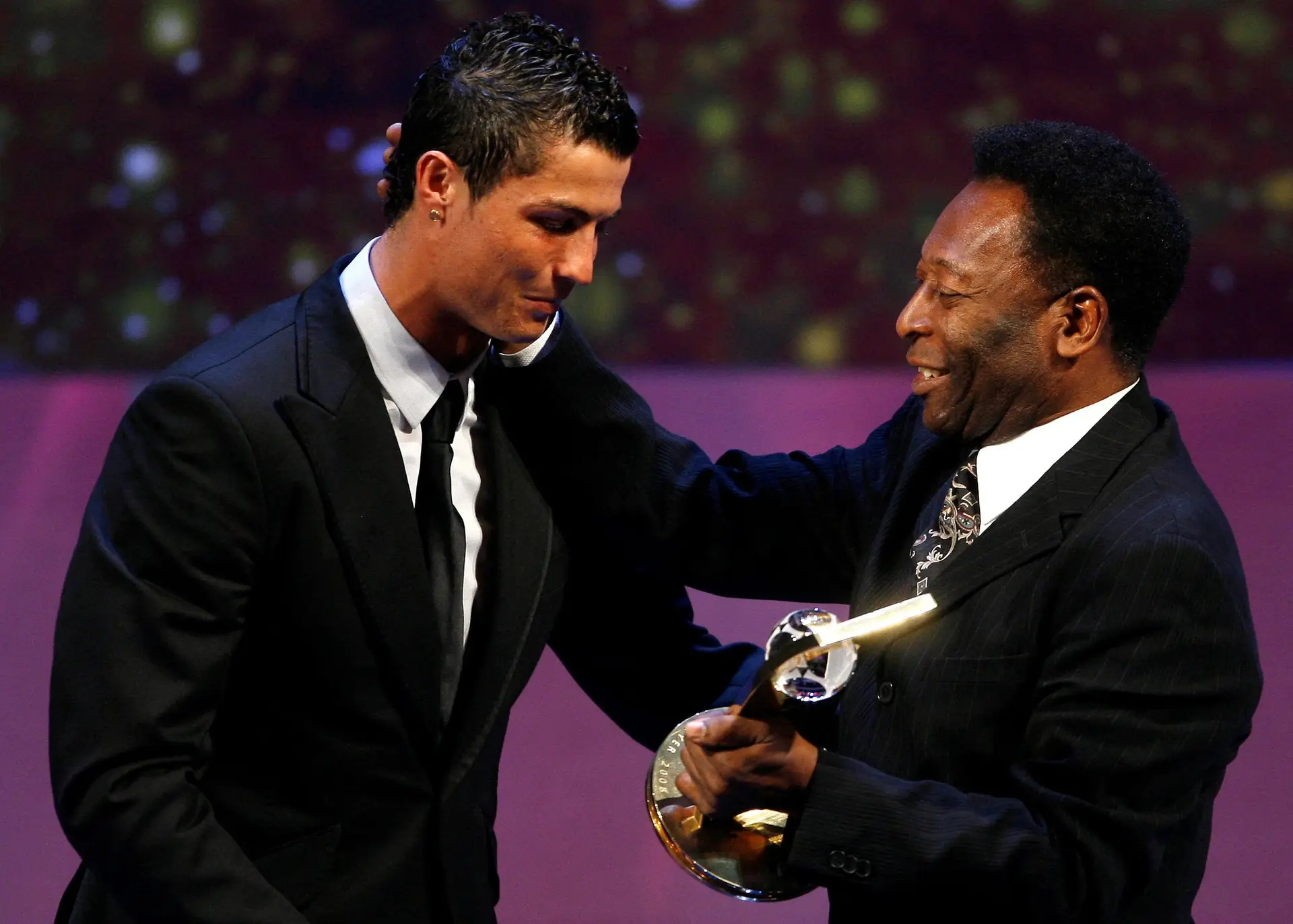 Cristiano Ronaldo agradece Pelé após recorde e reconhecimento do