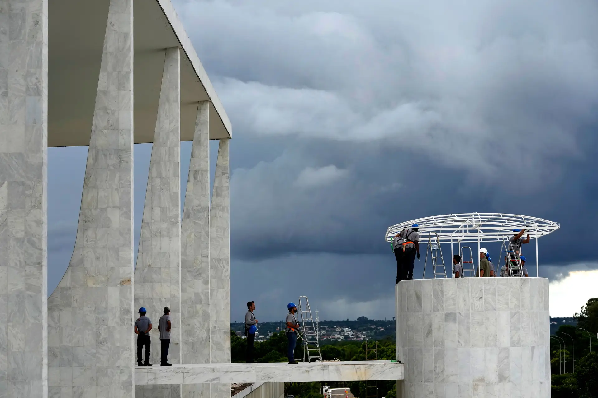 "Preparativos on": Sede do Governo brasileiro lavada com sal grosso antes da posse de Lula