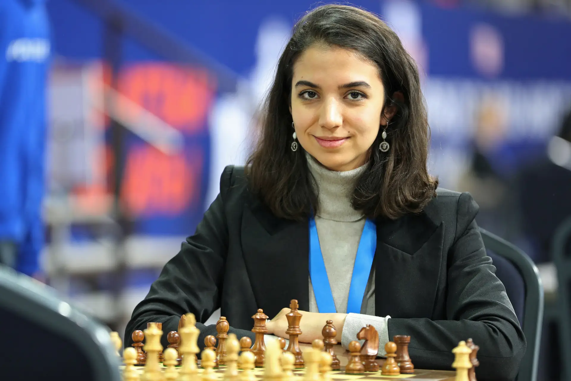 Jogadora de xadrez iraniana competiu sem véu e agora vai mudar-se para Espanha