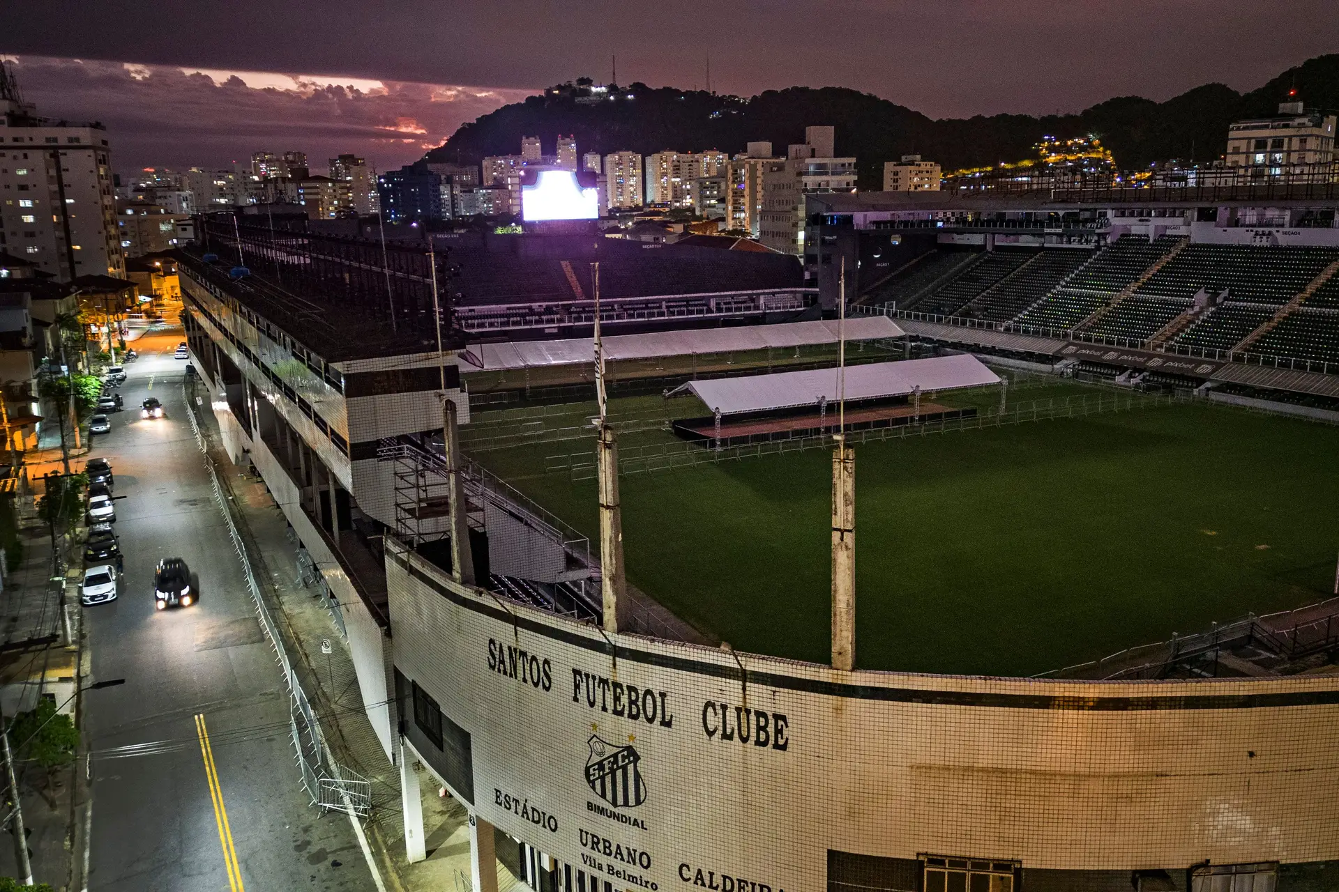Em homenagem a Pelé, Santos pondera retirar camisola com número 10