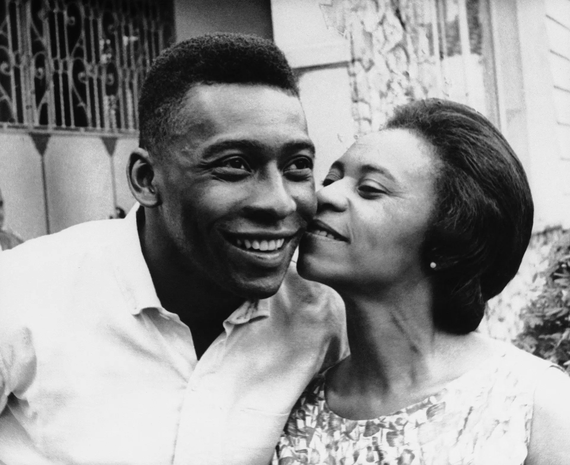 Pelé e a mãe em 1965.