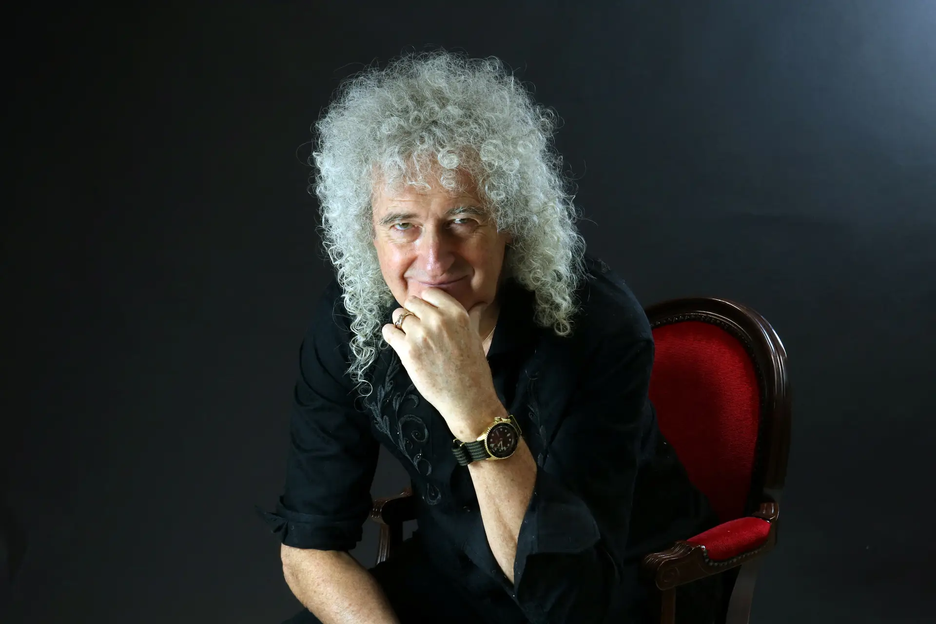 Brian May, guitarrista dos Queen, condecorado pelo Rei Carlos III