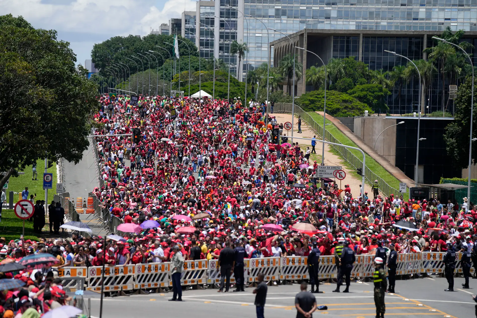 Dia de Lula arranca ao ritmo do carnaval e ao som de "eu já escuto os teus sinais"