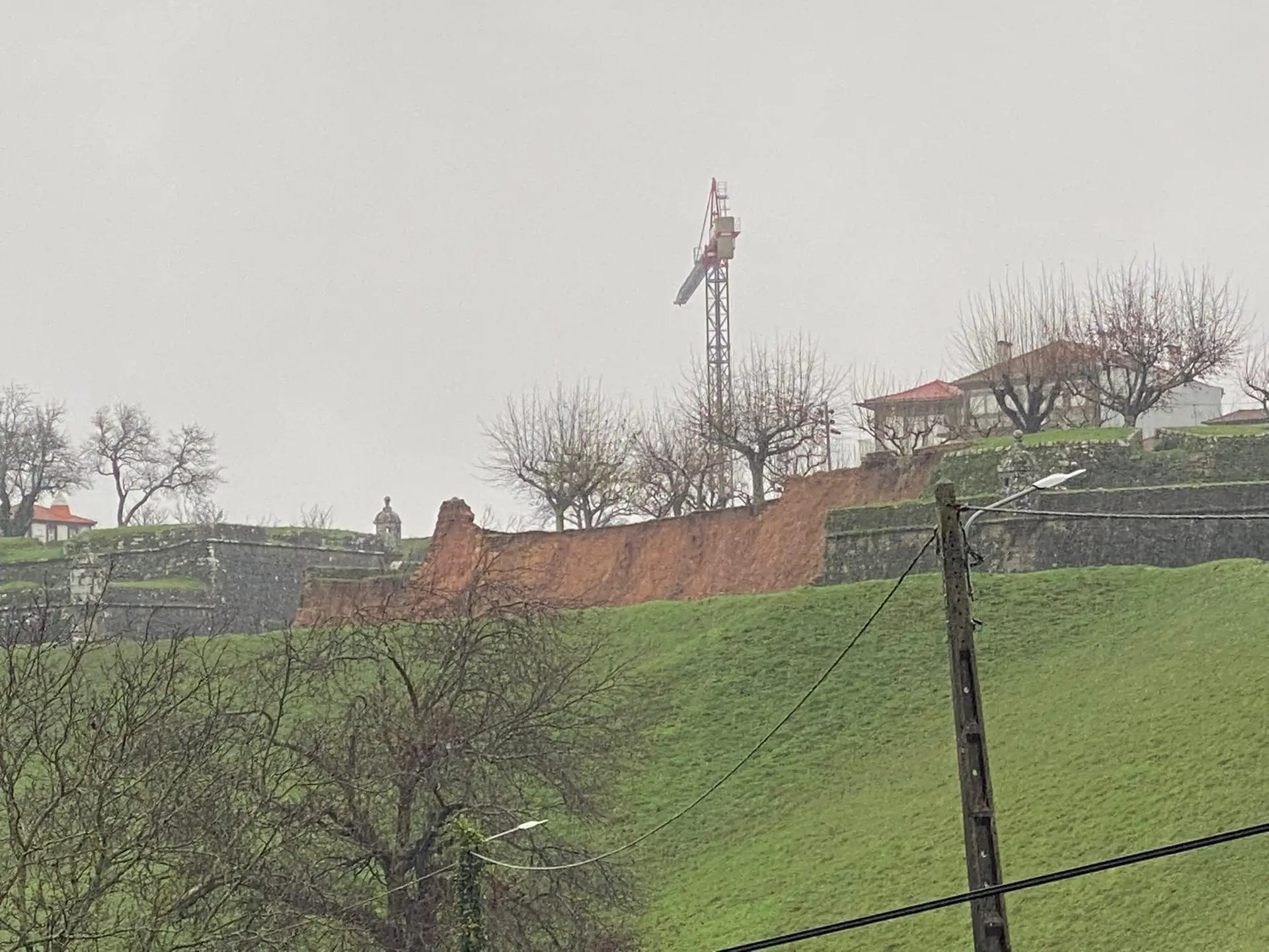 Muralha da Fortaleza de Valença sofreu derrocada