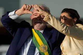 Novo Presidente do Brasil acaba noite junto do povo com promessas de "amor e carinho"