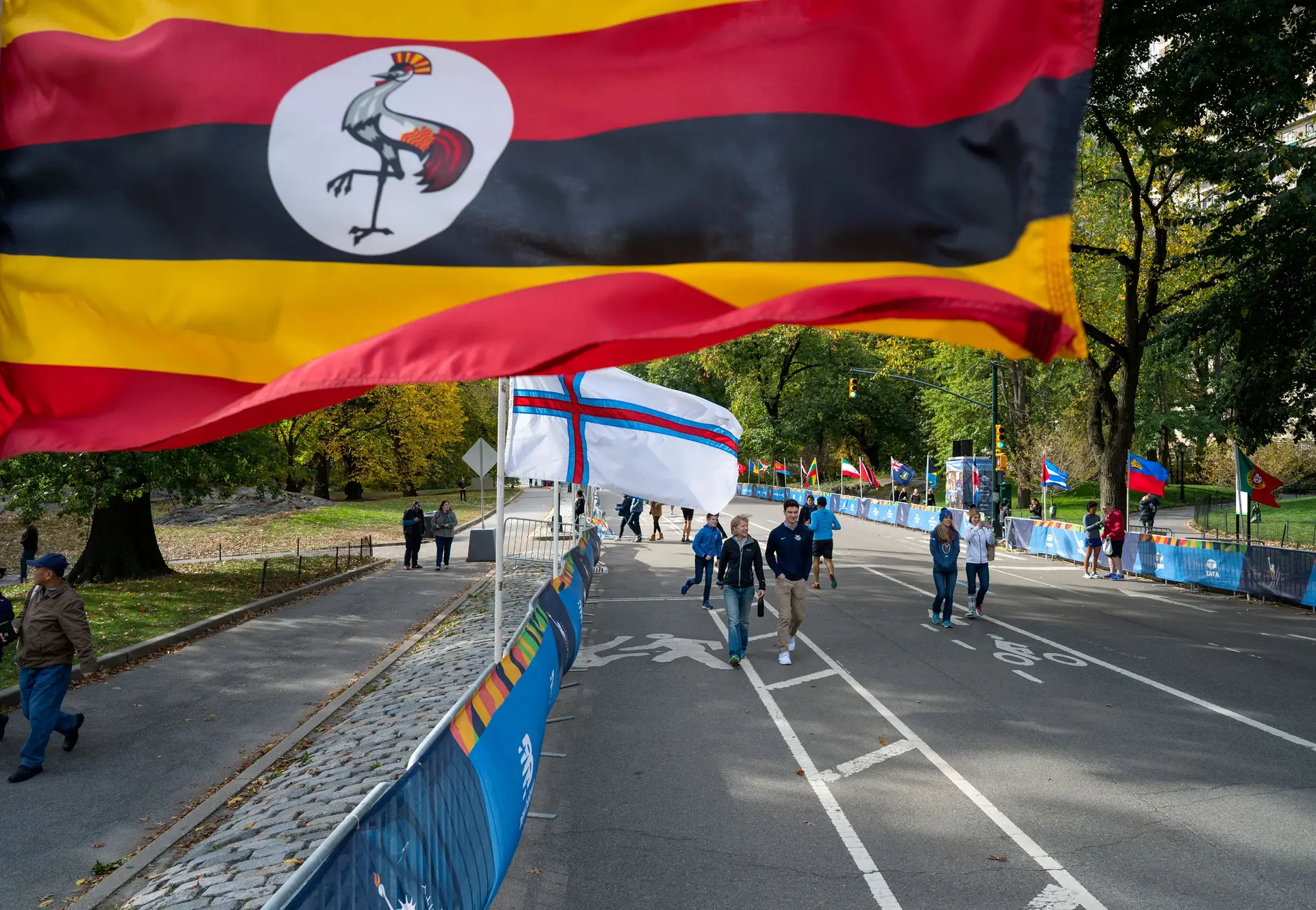 Duas mulheres beijaram-se em público no Uganda e acabaram presas