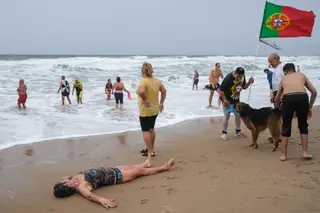 Centenas de pessoas deram o primeiro mergulho do ano na Praia da Barra em Ílhavo