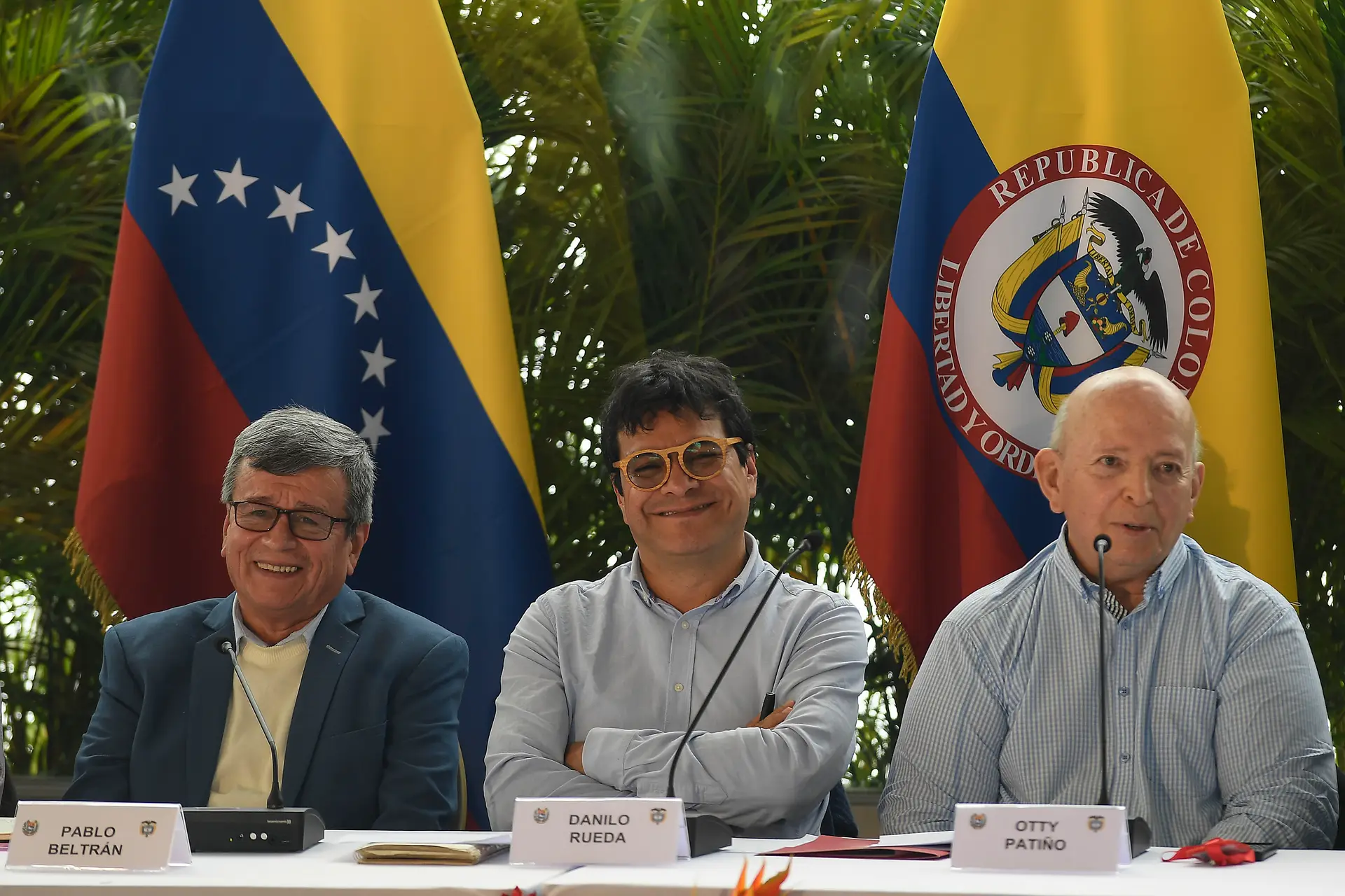 Pablo Beltran, à esquerda, representando a guerrilha colombiana Exército de Libertação Nacional (ELN), Ivan Danilo Rueda, Alto Comissário para a Paz em nome do governo colombiano, ao centro, e Otty Pantino, da delegação do governo colombiano