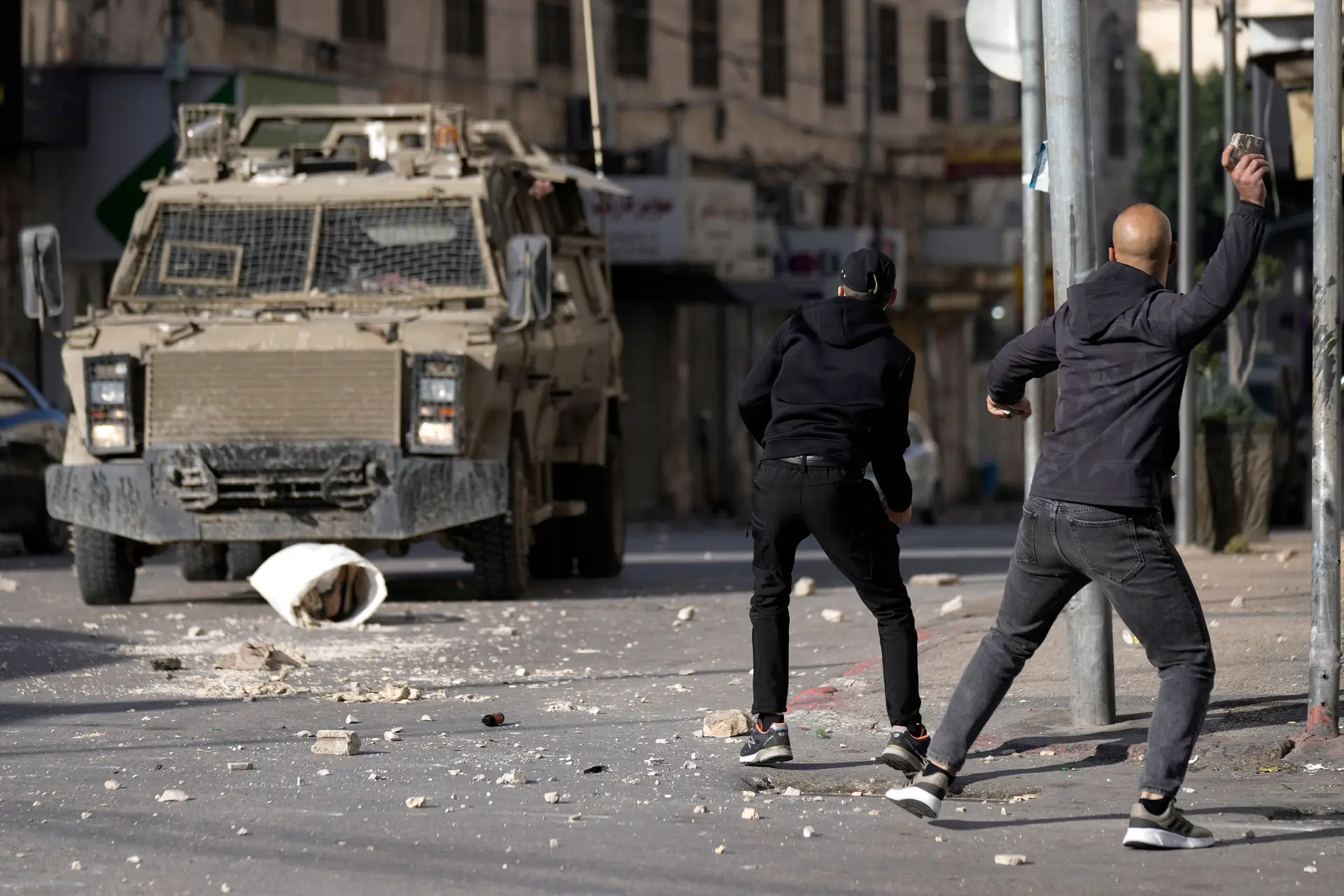 Dois palestinianos morrem em confronto com forças israelitas na Cisjordânia