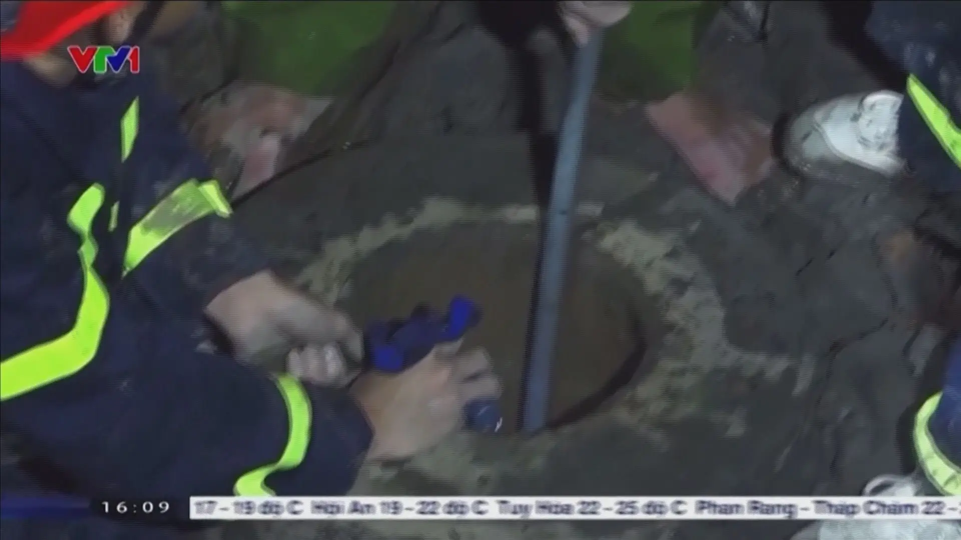 Equipas de resgate tentam salvar rapaz preso há dois dias num buraco no Vietname
