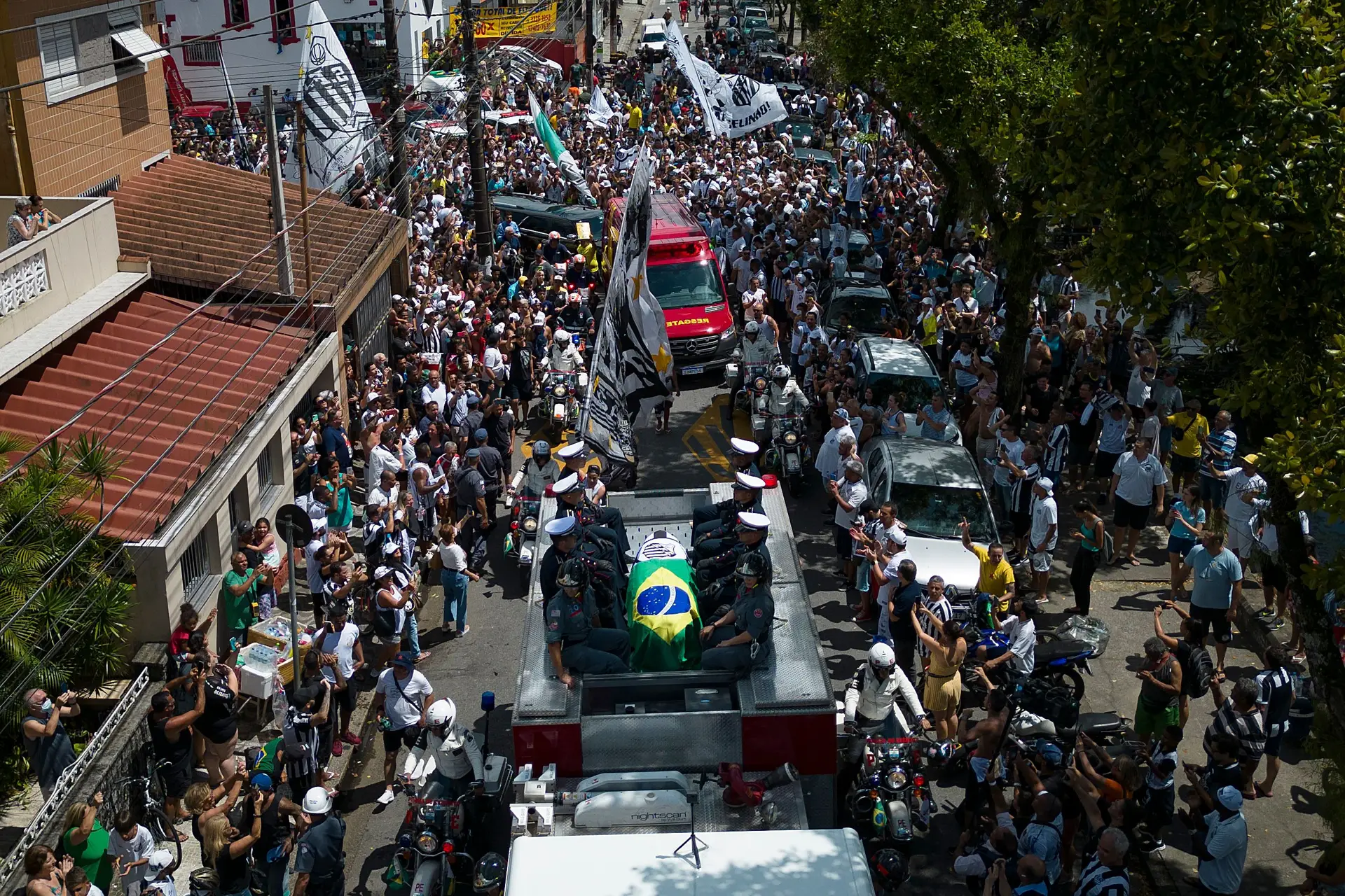 Mais de 230 mil pessoas no último adeus ao "rei" Pelé