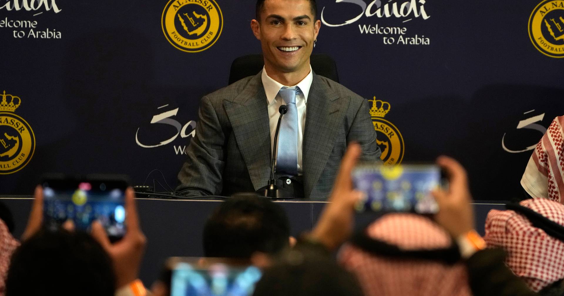 Cristiano Ronaldo presents to the victory fans after a “warm welcome”