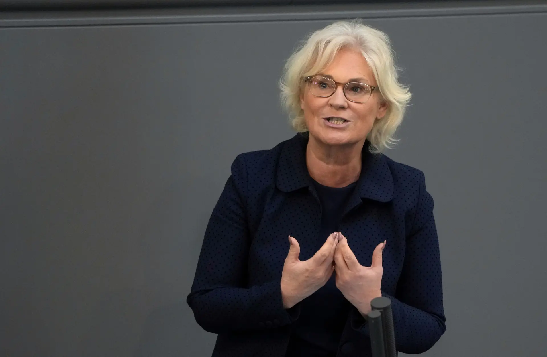 Ministra da Defesa alemã apresenta demissão