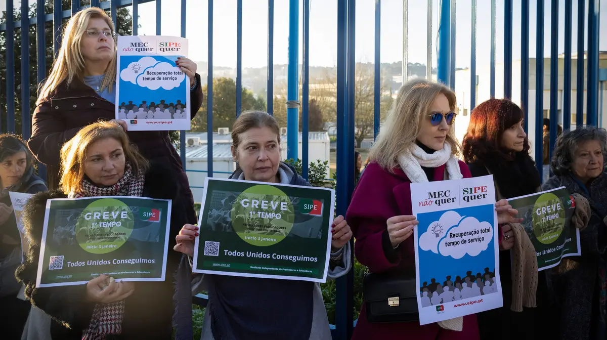 Concentração de professores convocada pelo SIPE – Sindicato Independente de Professores e Educadores, junto ao Agrupamento de Escolas de Vila d'Este, Vila Nova de Gaia