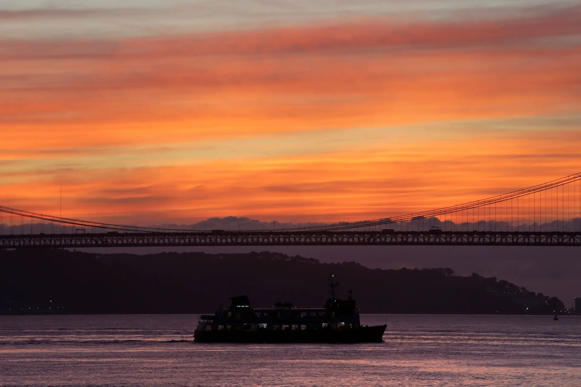 Barco da Soflusa e lancha da Polícia Marítima colidem no rio Tejo
