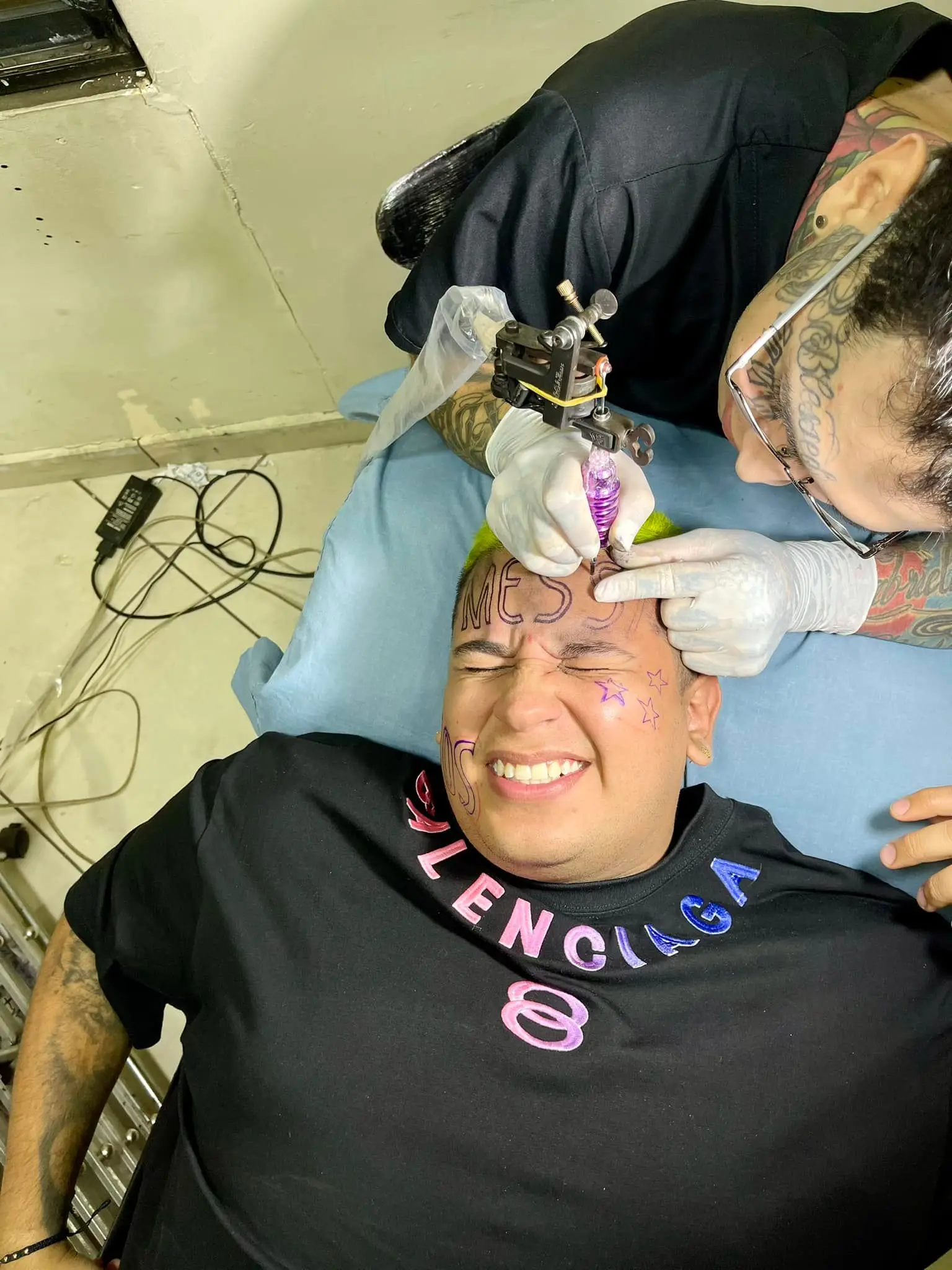 Tatuou o nome de Messi na testa mas agora está arrependido