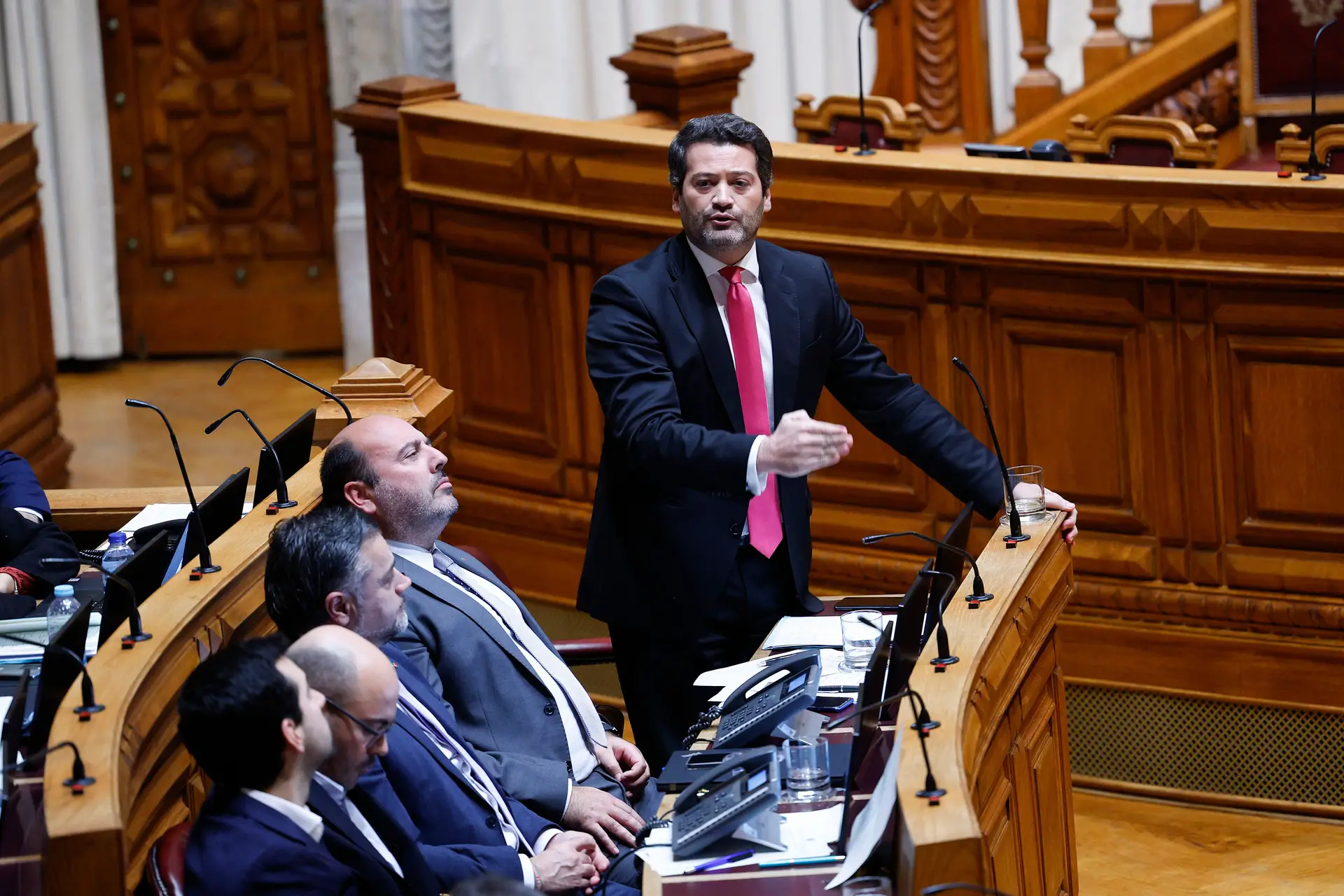 Deputados do Chega abandonam debate após confronto com Santos Silva ...