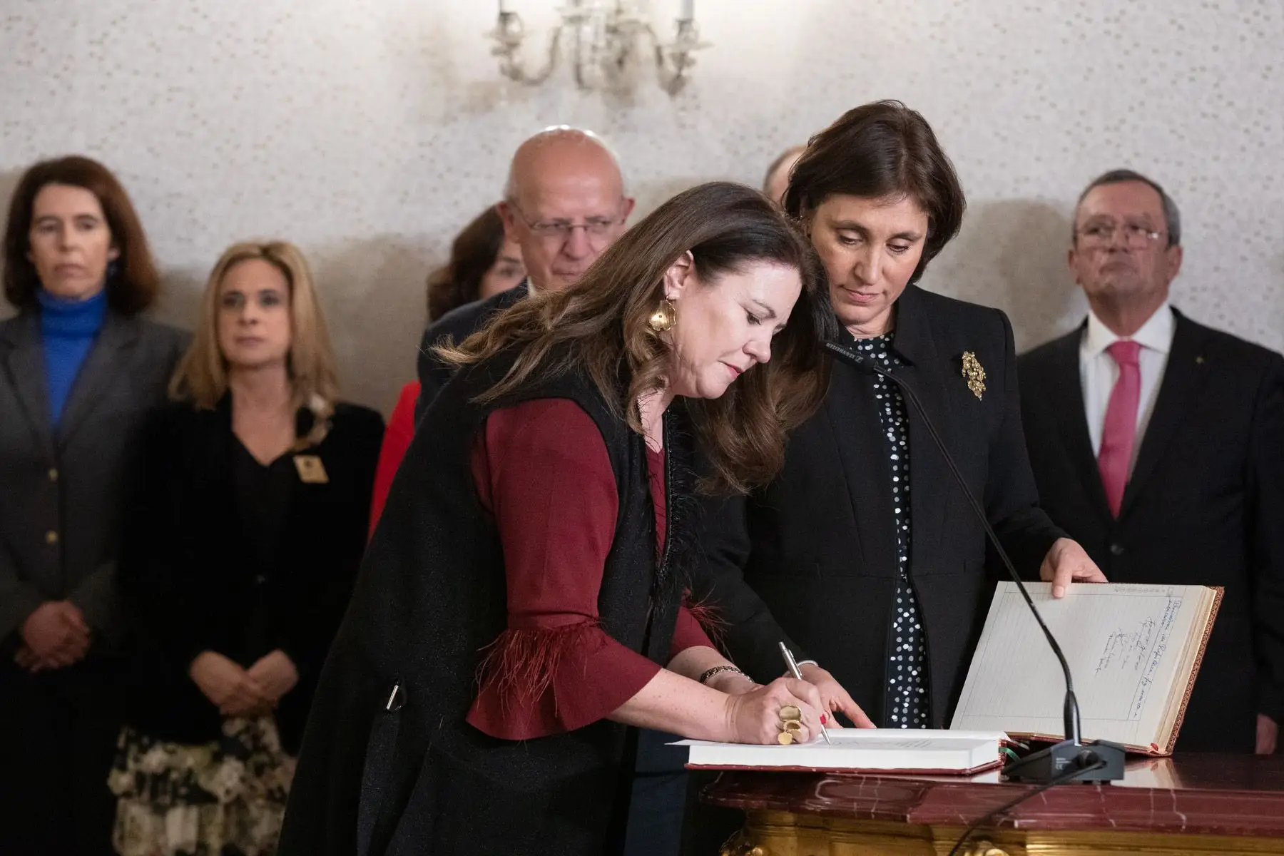Trambolhões, contradições e falta de condições: partidos reagem à demissão de Carla Alves