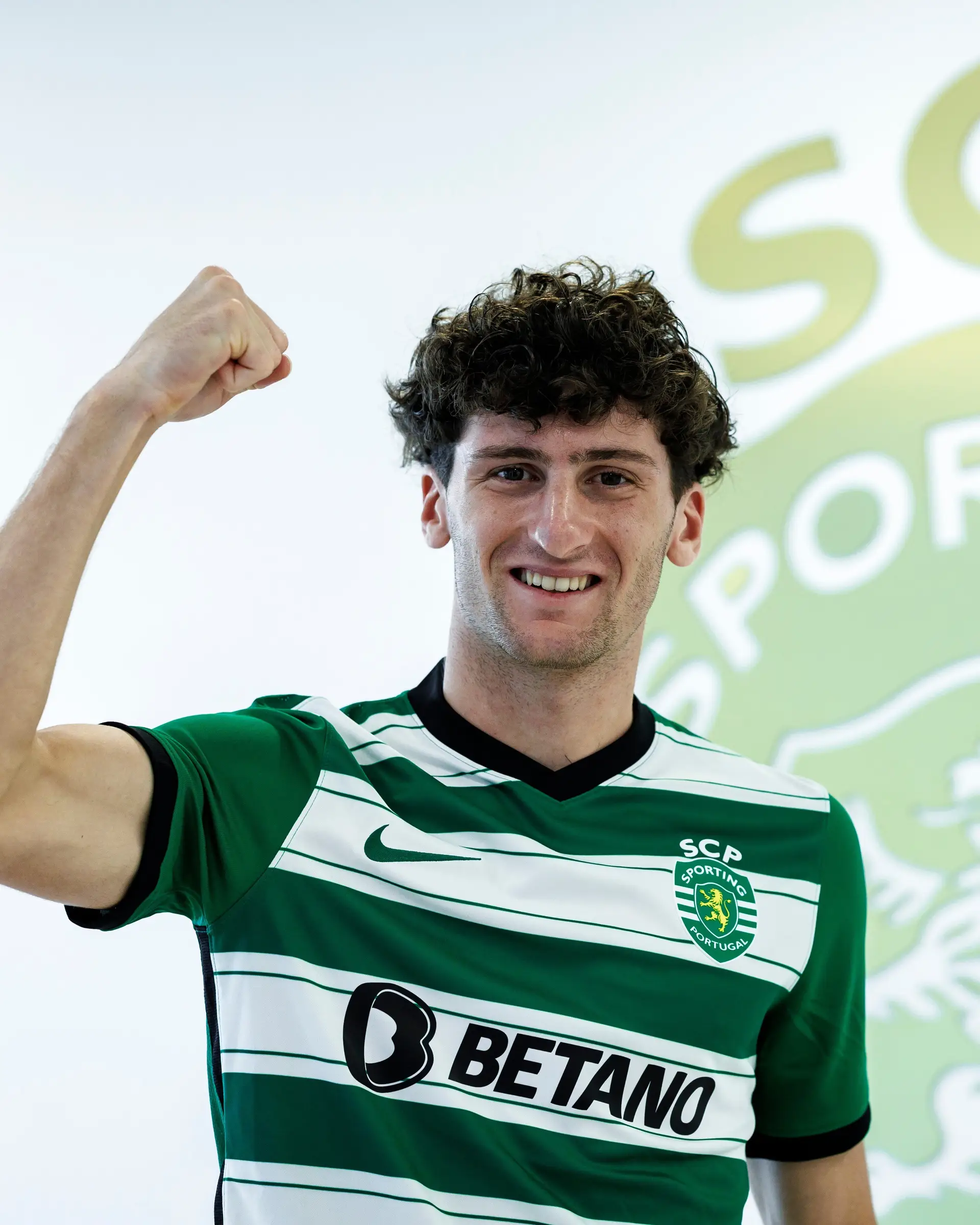 Sporting oficializa a contratação de Mateo Tanlongo