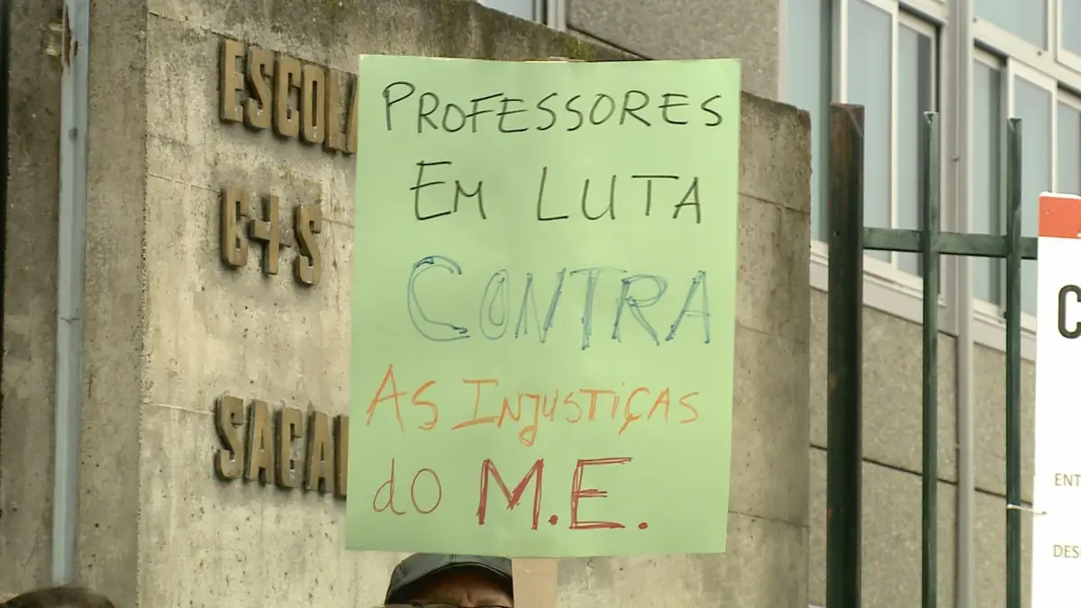 Dezenas de professores manifestam-se em Celorico da Beira, no distrito da Guarda.