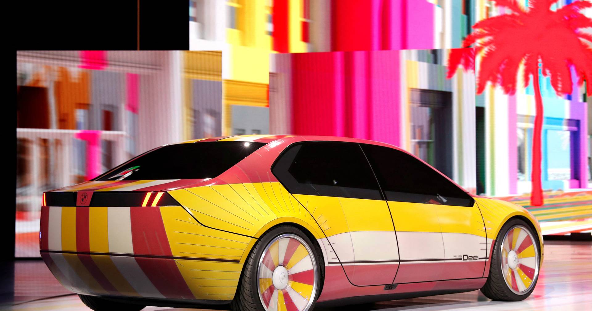 Cambios de color y «expresiones faciales»: conoce el auto del futuro presentado por BMW