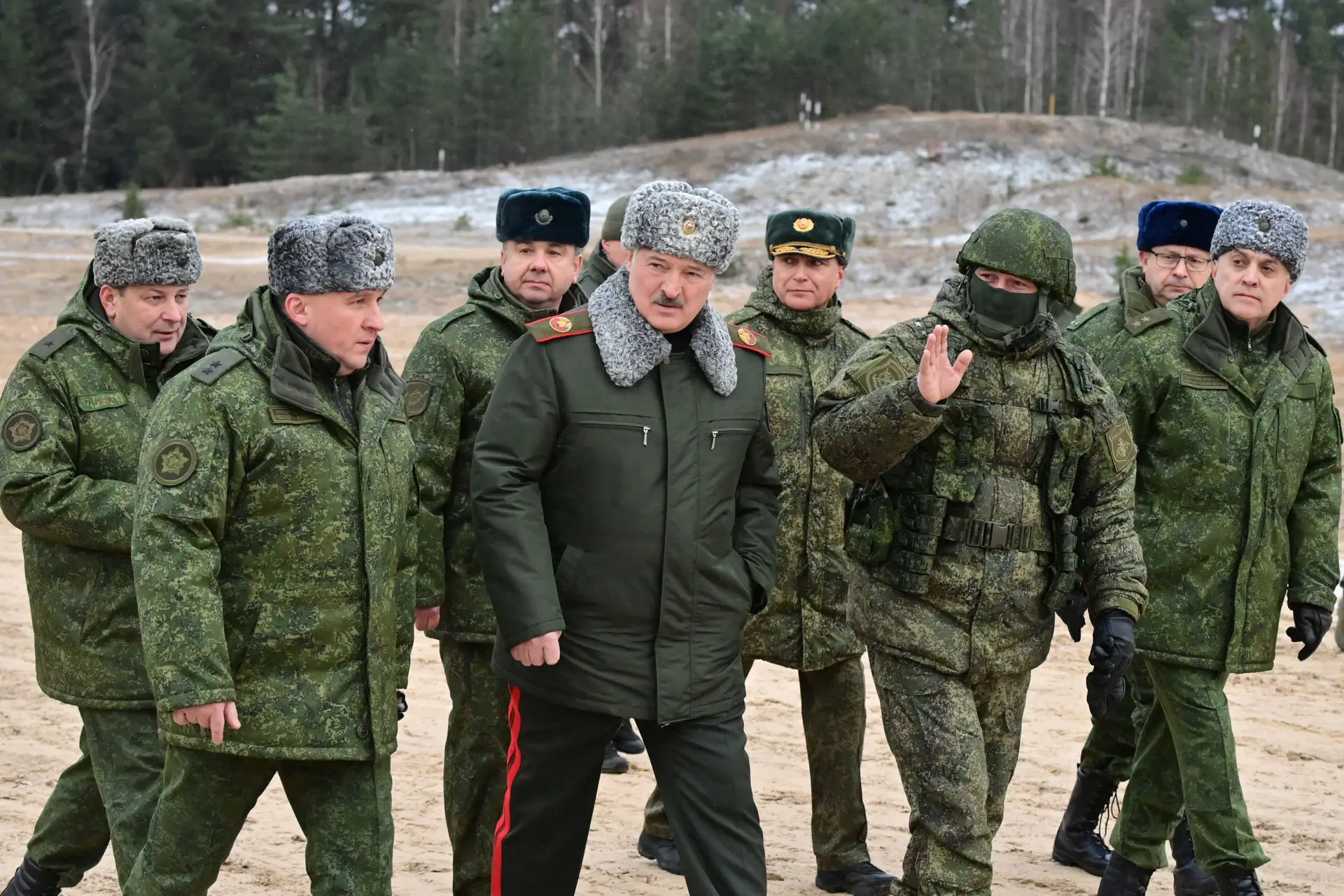Lukashenko visita base militar na Bielorrússia com tropas russas