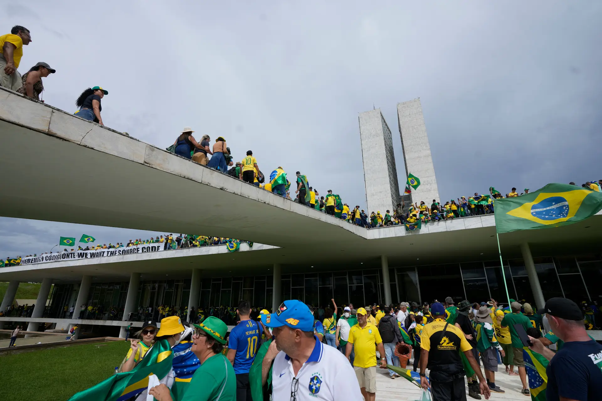 União Europeia, Estados Unidos e CPLP condenam invasão em Brasília