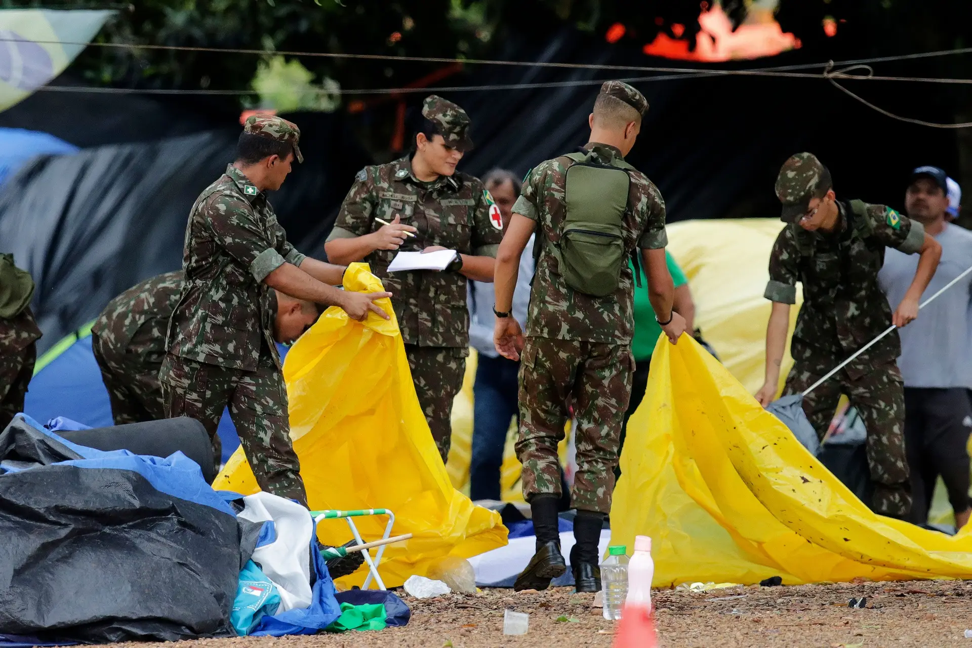 Apoiantes de Bolsonaro retirados do acampamento em Brasília