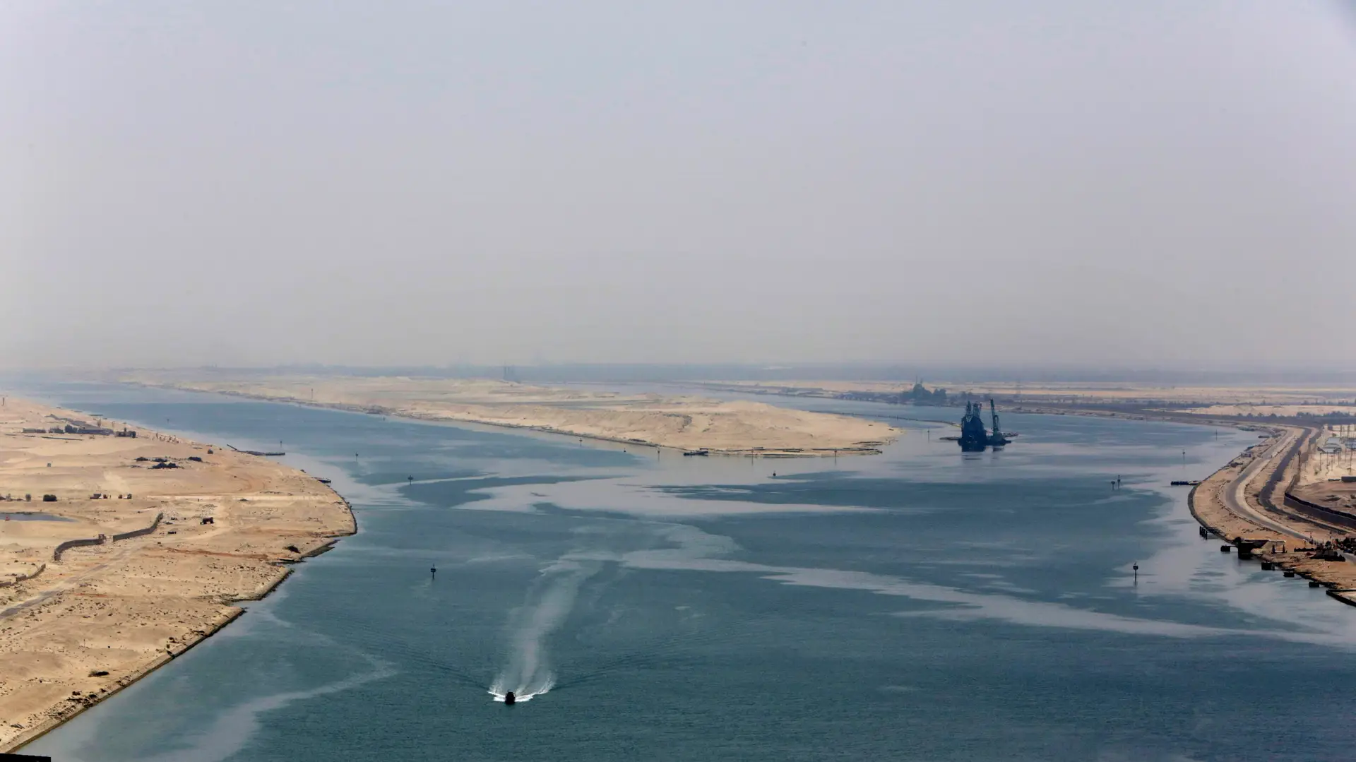 Navio de carga com cereais ucranianos encalhou no canal do Suez
