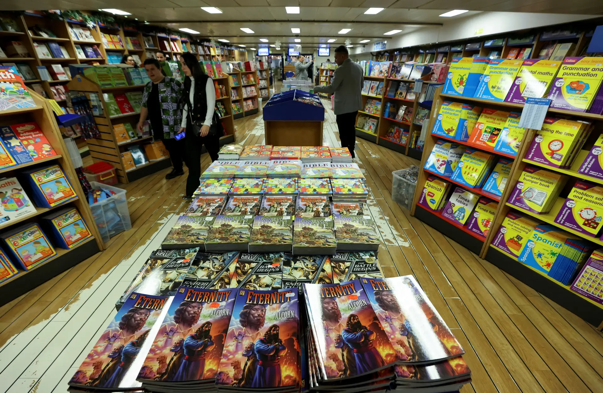 Navio com a maior feira do livro internacional flutuante atraca no Egito