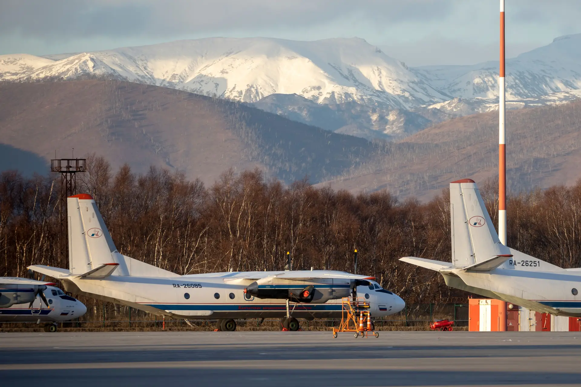 Porta de avião abre durante descolagem e gera momentos de pânico