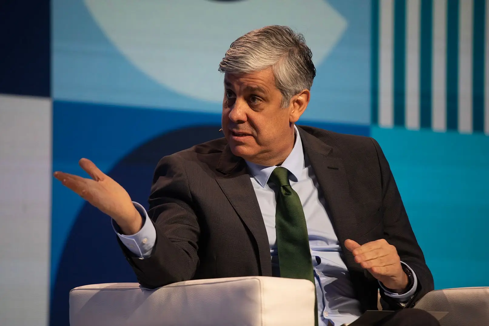 Bancos demoram a subir juros dos depósitos? Centeno pede "alguma paciência"